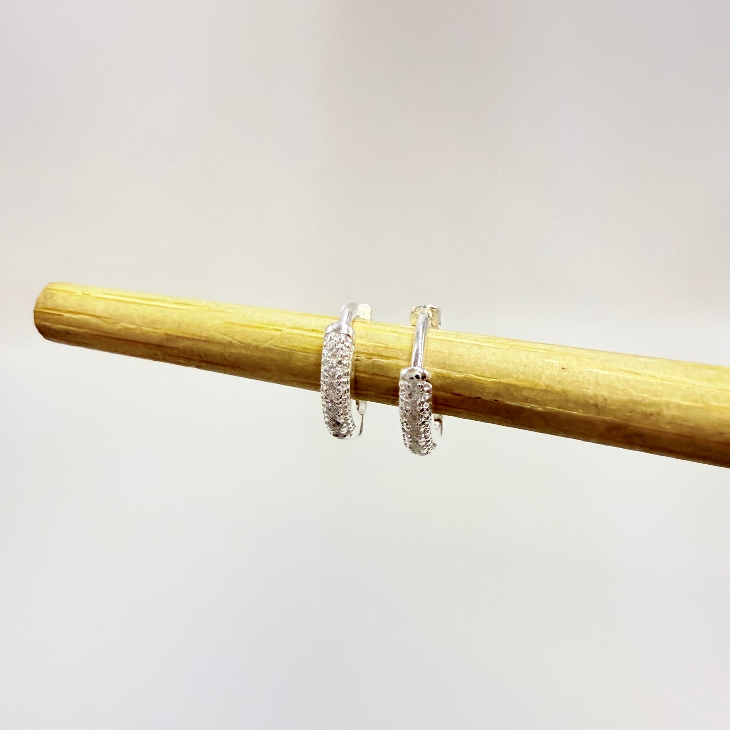 Joyas por Mayor Joyas Bañadas en Plata por Mayor Insumos para Joyas XP569 Aro Argolla Presión Diá. 10 mm Ancho 2 mm con Circones Espesor 1.8 mm Aro Baño Plata