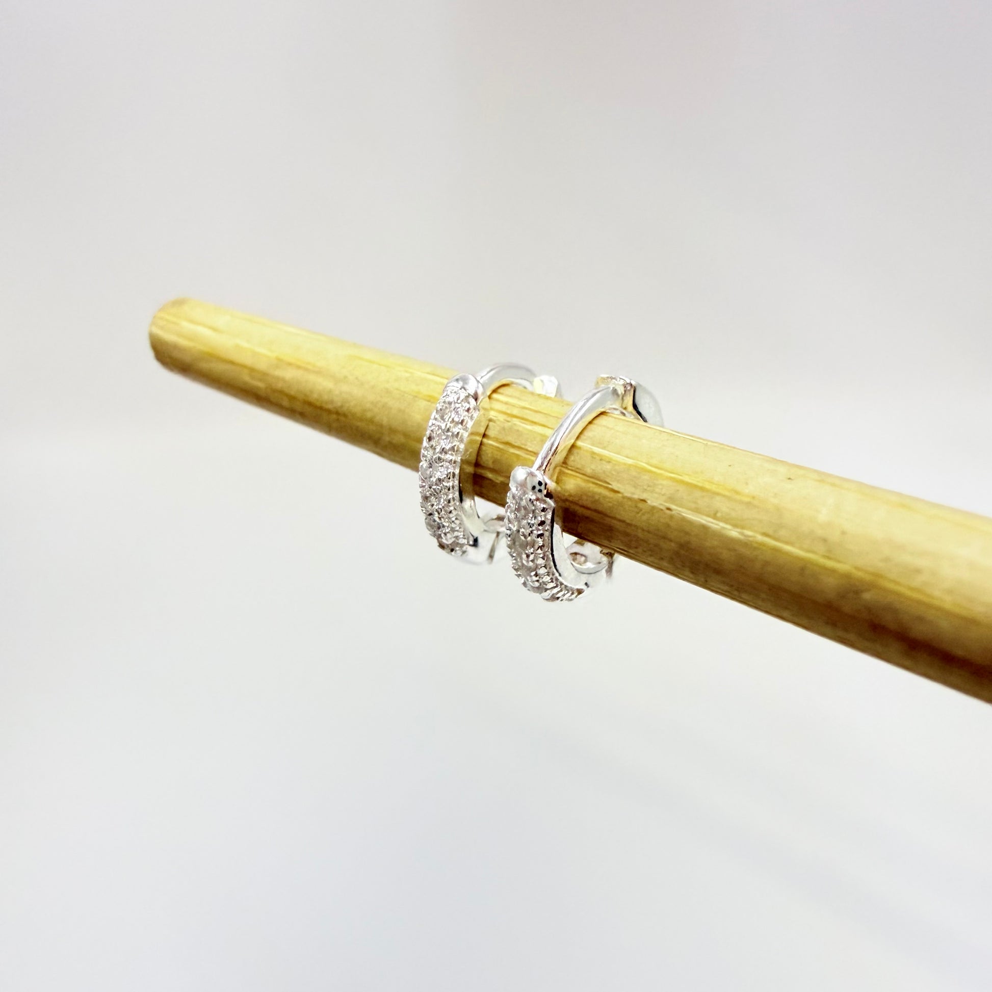 Joyas por Mayor Joyas Bañadas en Plata por Mayor Insumos para Joyas XP569 Aro Argolla Presión Diá. 10 mm Ancho 2 mm con Circones Espesor 1.8 mm Aro Baño Plata