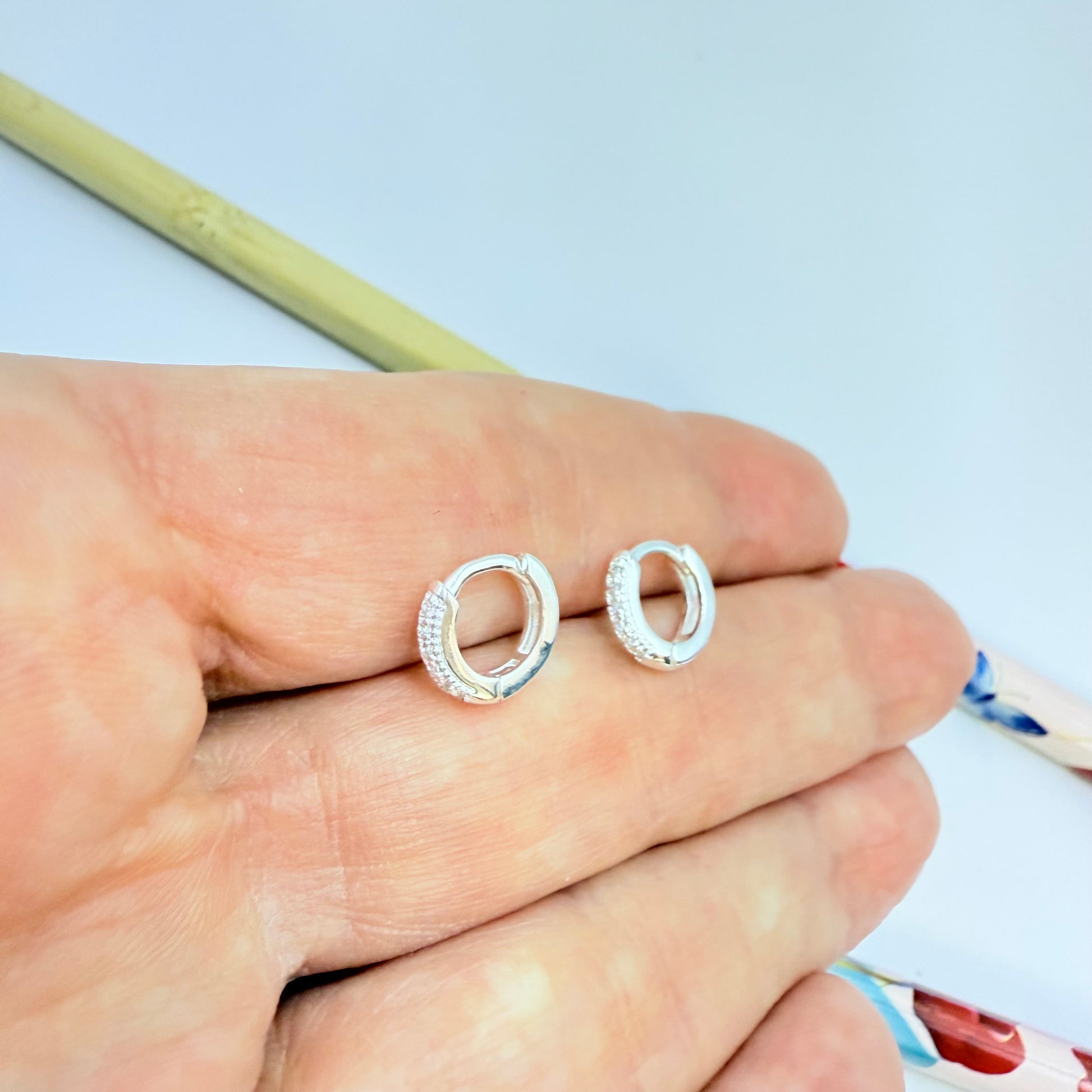 Joyas por Mayor Joyas Bañadas en Plata por Mayor Insumos para Joyas XP569 Aro Argolla Presión Diá. 10 mm Ancho 2 mm con Circones Espesor 1.8 mm Aro Baño Plata