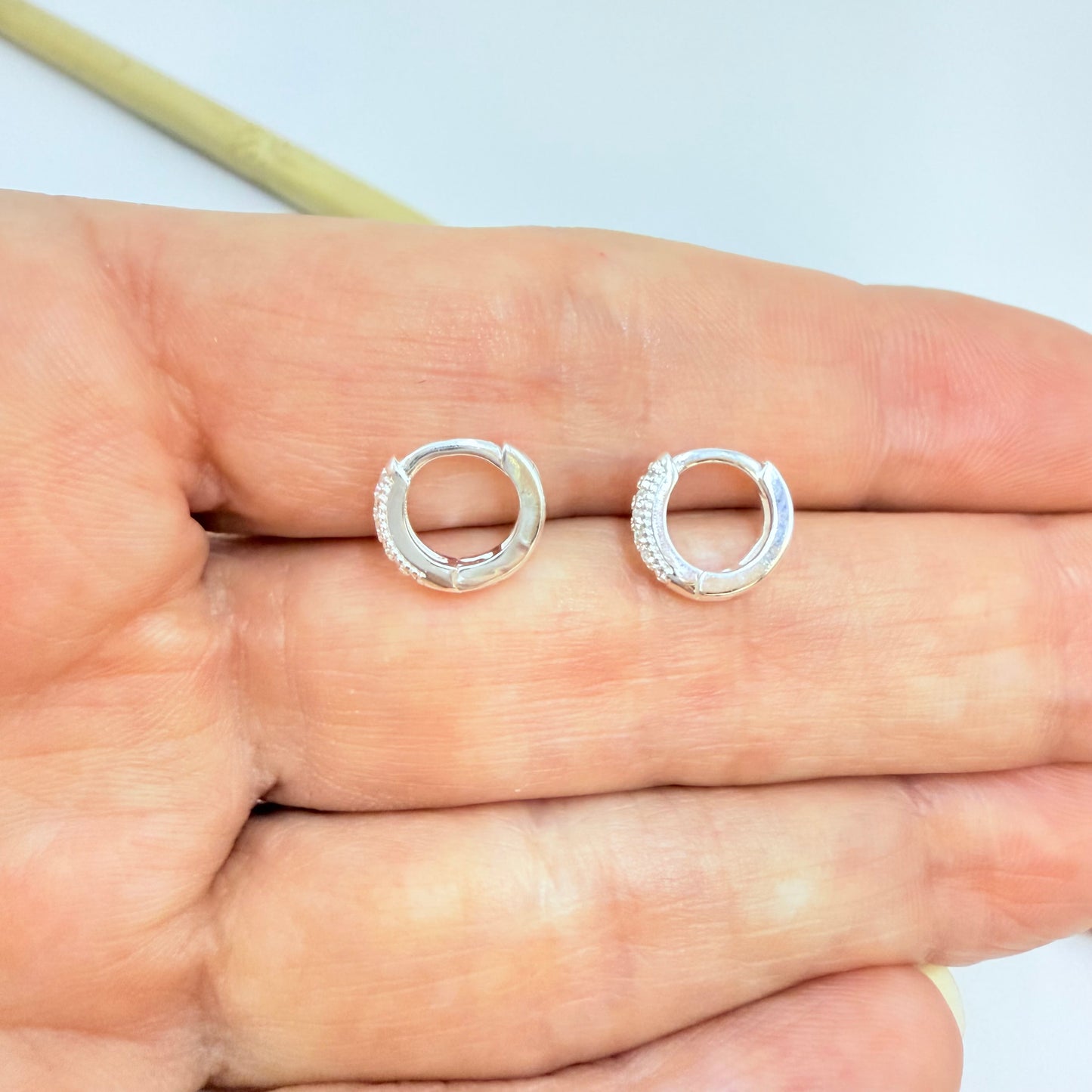 Joyas por Mayor Joyas Bañadas en Plata por Mayor Insumos para Joyas XP569 Aro Argolla Presión Diá. 10 mm Ancho 2 mm con Circones Espesor 1.8 mm Aro Baño Plata