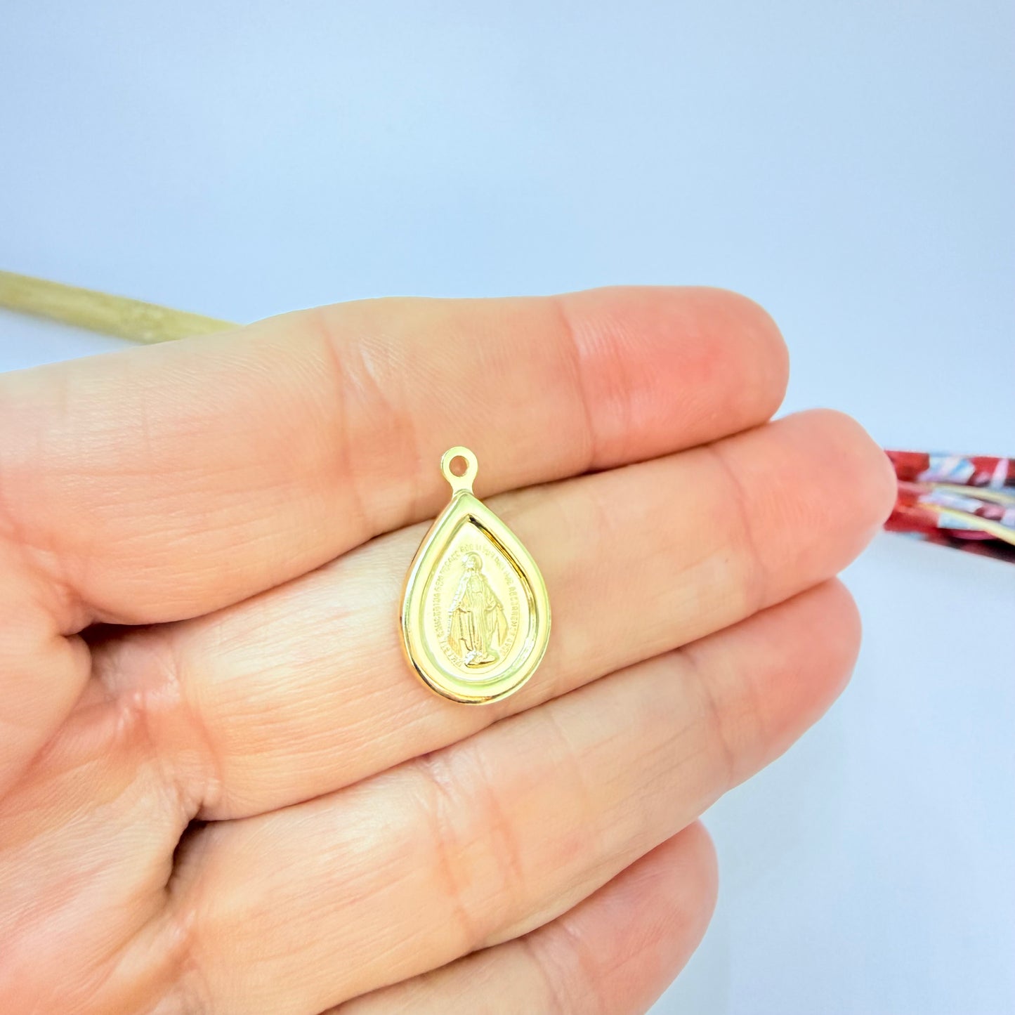 FO1285 Colgante Gota Virgen de los Milagros doble faz 15 x 7 mm más argollita Espesor 1 mm Figura Baño Oro