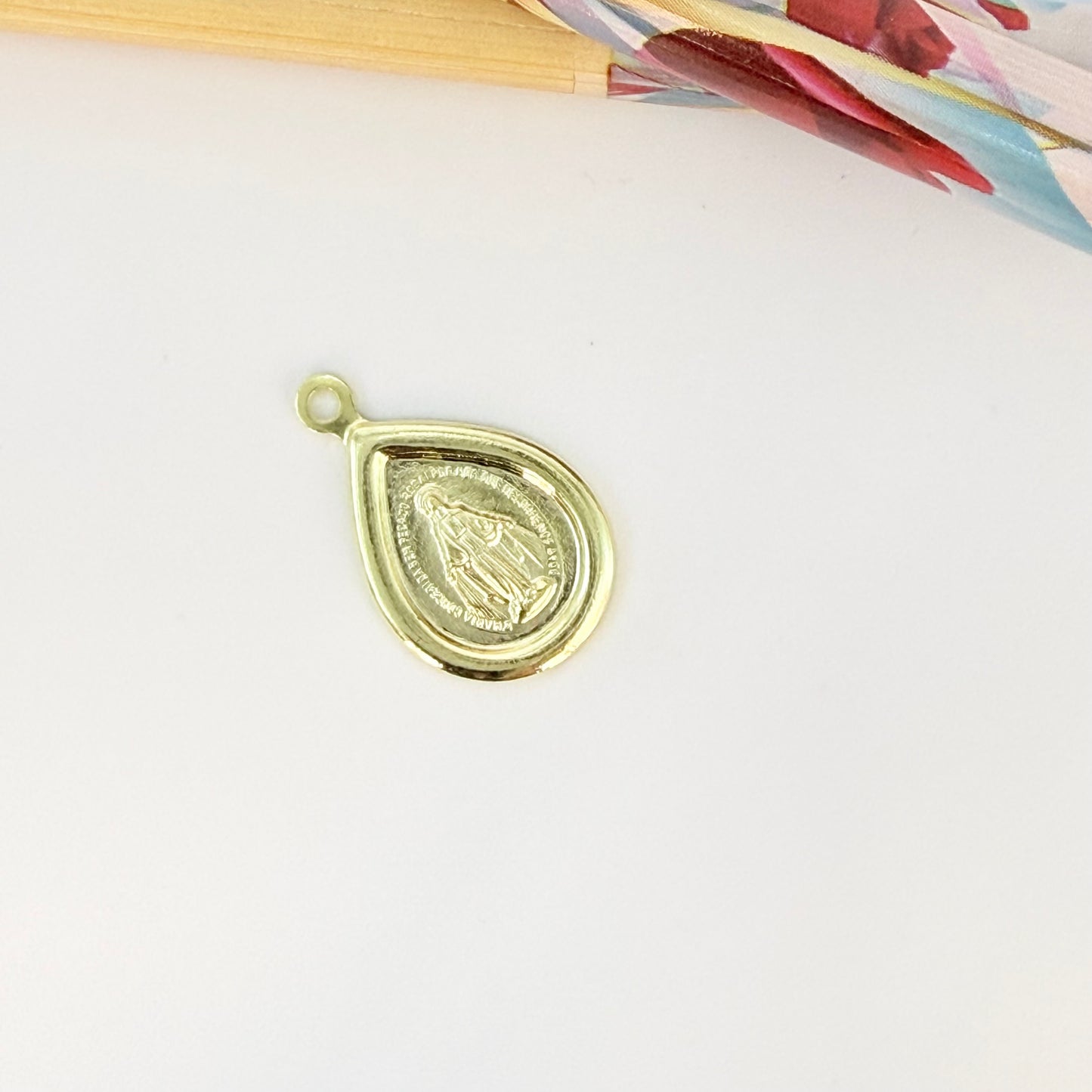 FO1285 Colgante Gota Virgen de los Milagros doble faz 15 x 7 mm más argollita Espesor 1 mm Figura Baño Oro