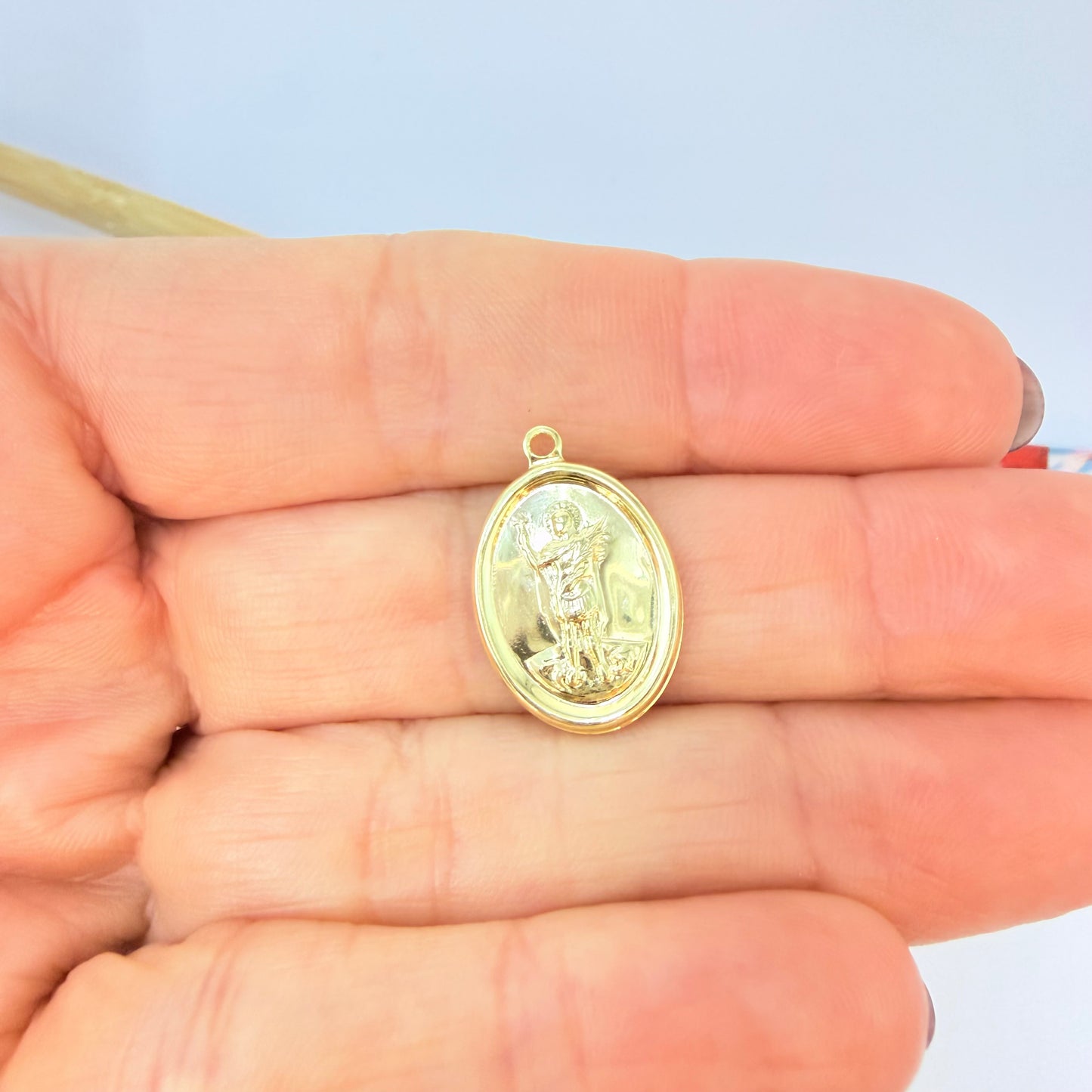 FO1286 Colgante San Expedito 17 x 13 mm más argollita Espesor 1 mm Figura Baño Oro