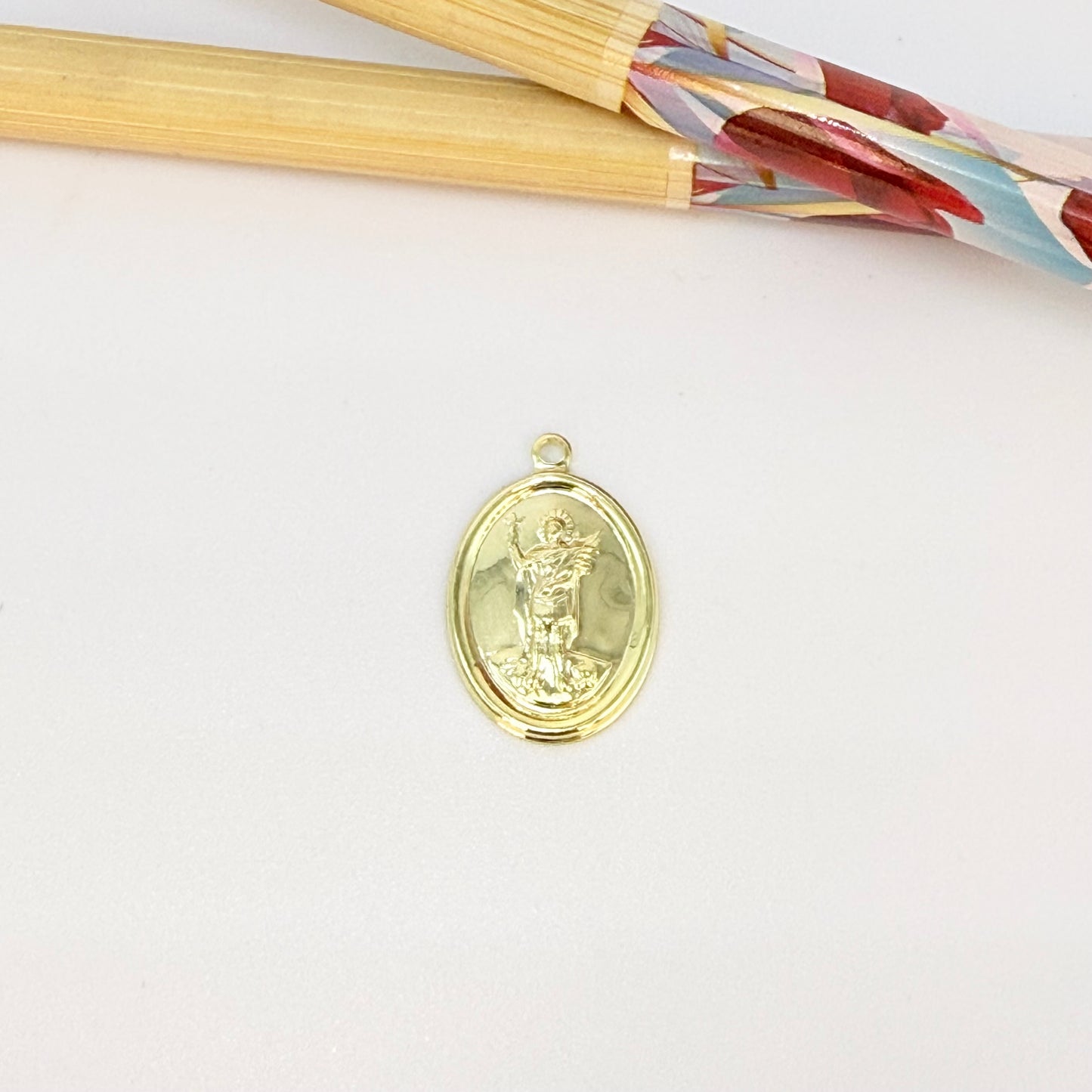 FO1286 Colgante San Expedito 17 x 13 mm más argollita Espesor 1 mm Figura Baño Oro