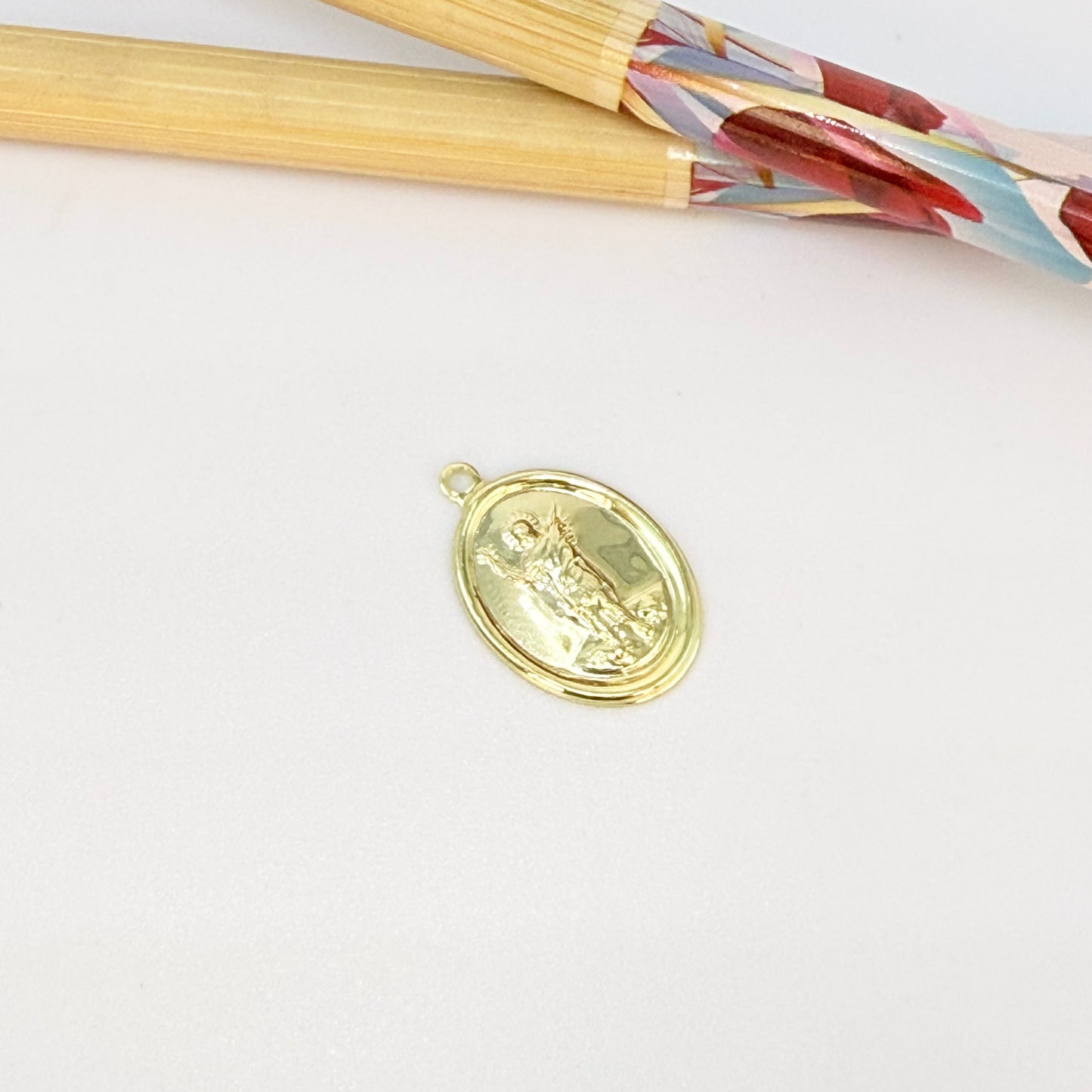 FO1286 Colgante San Expedito 17 x 13 mm más argollita Espesor 1 mm Figura Baño Oro