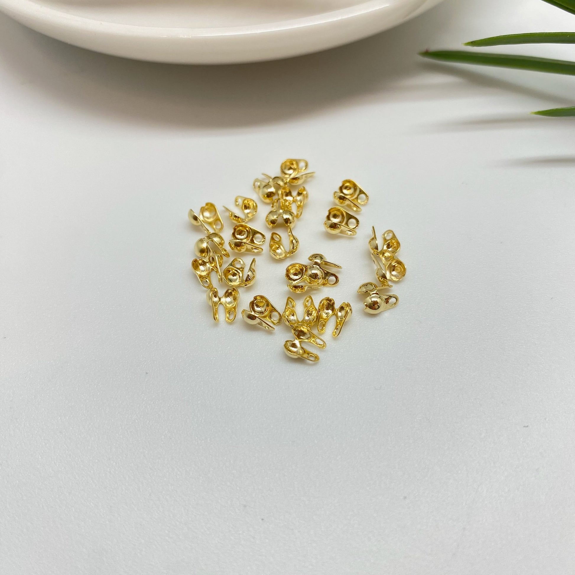 Joyas por Mayor Joyas Bañadas en Oro por Mayor Insumos para Joyas AO150 Terminal Tapa Nudo Diá. 2.5 mm más argollita Perforación 1 mm Accesorio Baño Oro