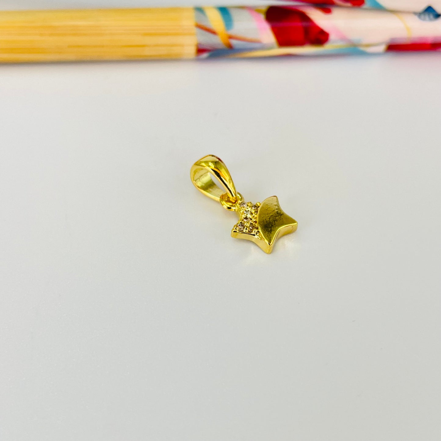 FO1280 Colgante Estrella Lisa y Circones 8 x 8 mas valier de 6 mm Espesor 2 mm Figura Baño Oro