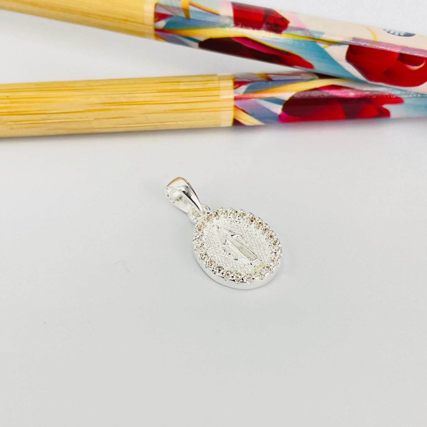 FP1282 Colgante Virgen de los Rayos o Milagros Borde circones 12 x 10 más valier de 6 mm Espesor 2.2 mm  Figura Baño Plata