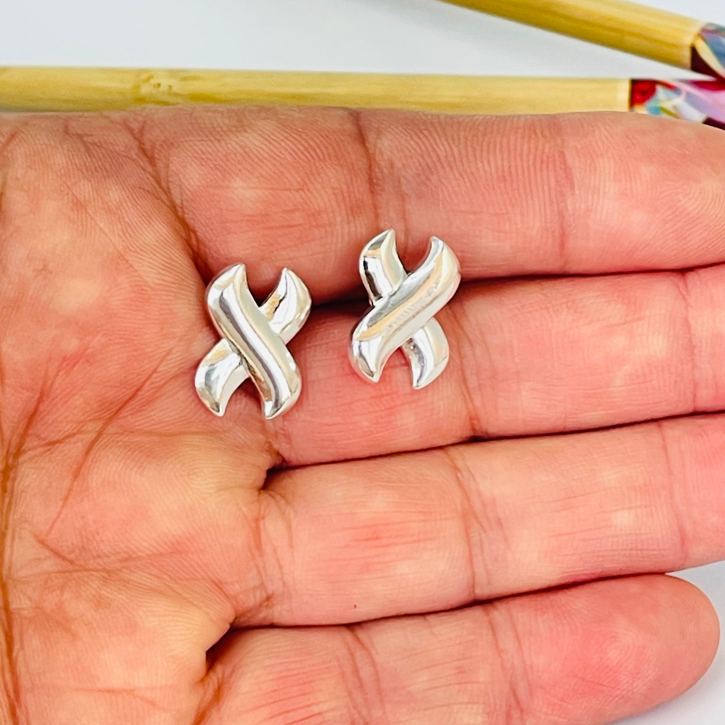 XP579 Aro Cruz Tipo Paloma Picasso 16 x 11 mm Espesor 2.8 mm Aro Baño Plata