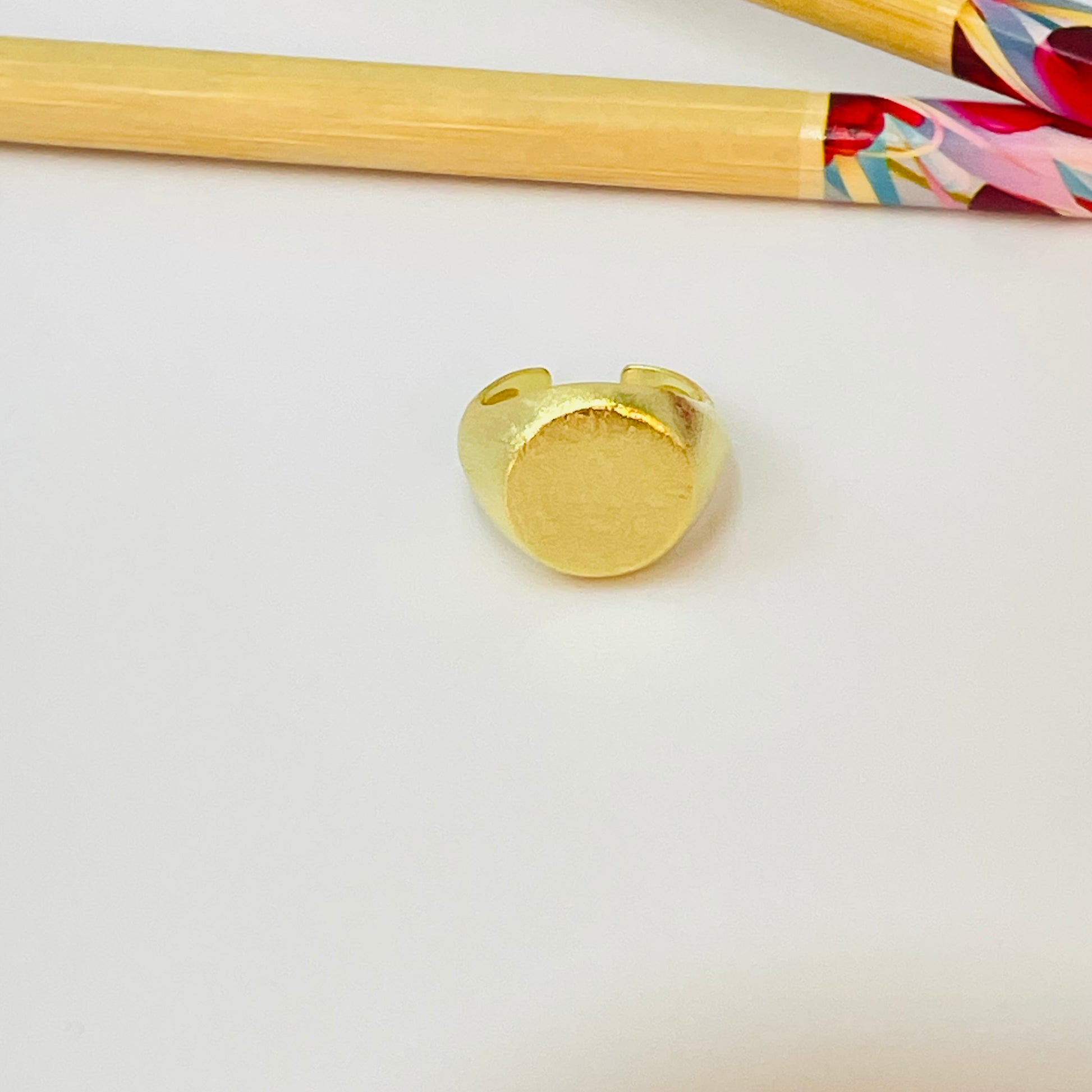 Joyas por Mayor Joyas Bañadas en Oro por Mayor Insumos para Joyas WO81 Anillo Chevalier Sello Lijado diá. 12 mm ancho argolla de 9 a 3 mm Medida app. 6 Anillo Baño Oro