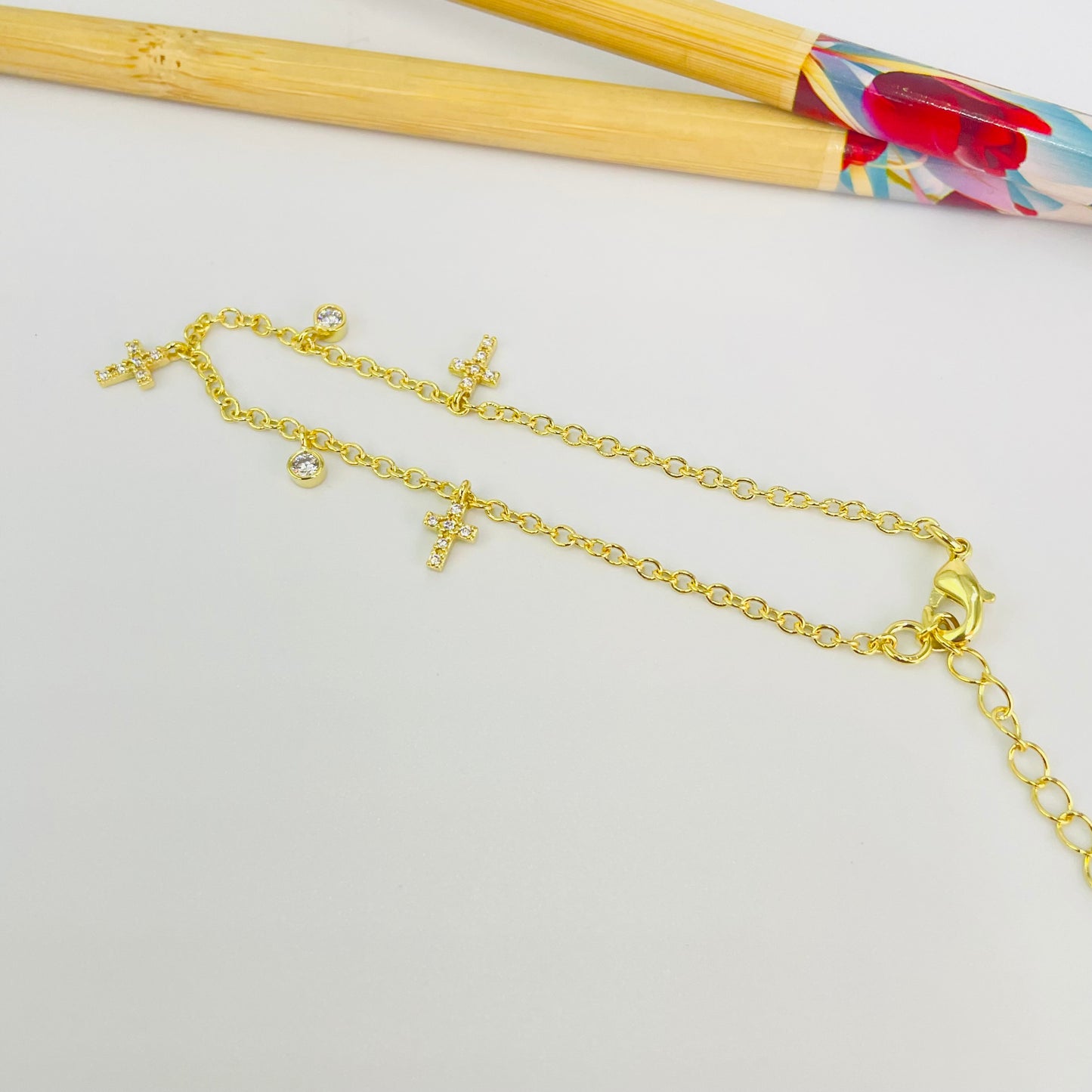 PO40 Pulsera Cruces Circones 7 x 5 mm y Puntos de Luz 3 mm Cadena Candado Eslabón 2 mm Largo 16 cm más Extensor 5 cm Pulsera Baño Oro