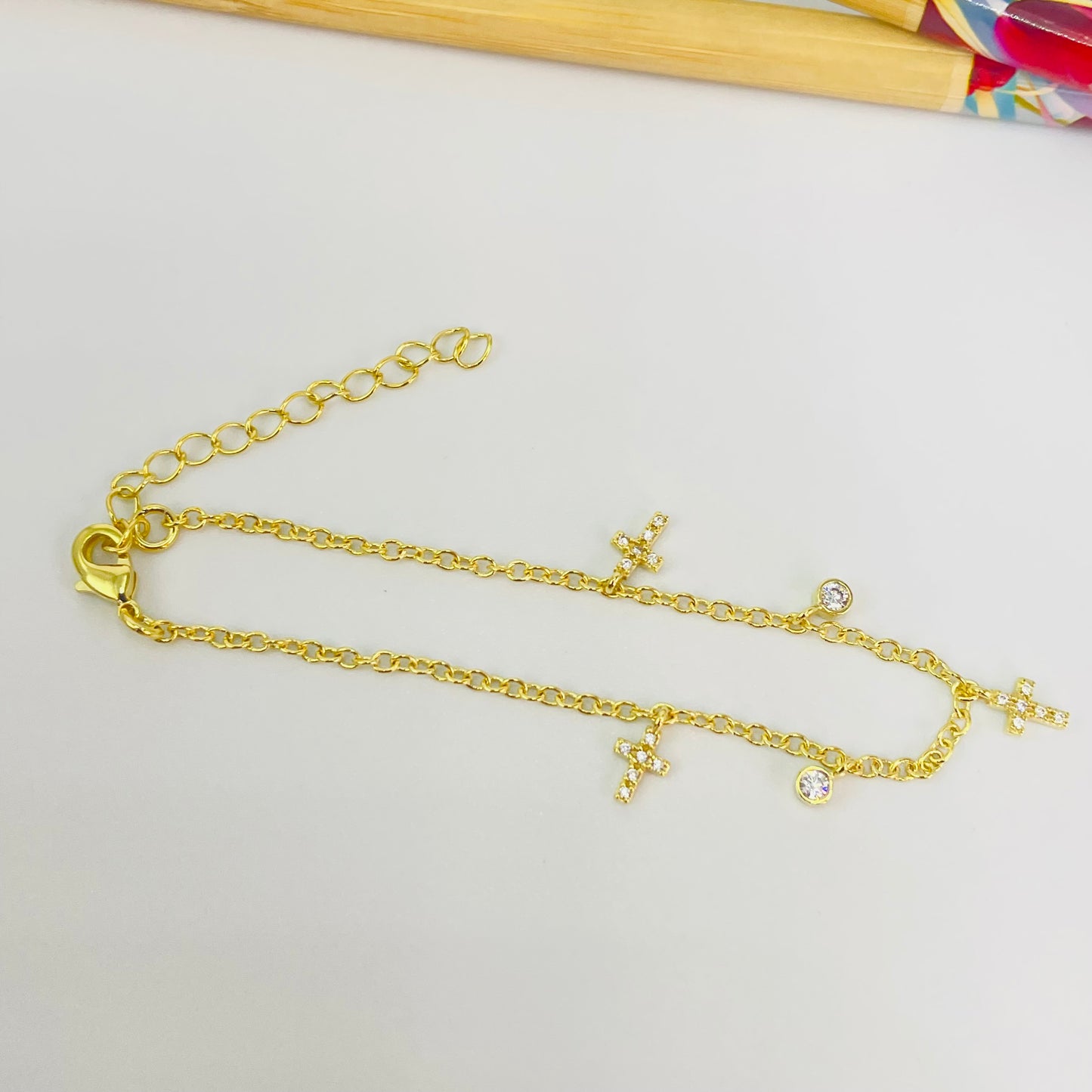 PO40 Pulsera Cruces Circones 7 x 5 mm y Puntos de Luz 3 mm Cadena Candado Eslabón 2 mm Largo 16 cm más Extensor 5 cm Pulsera Baño Oro