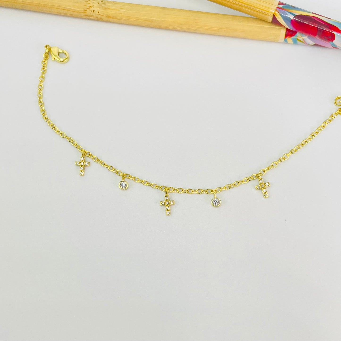 PO40 Pulsera Cruces Circones 7 x 5 mm y Puntos de Luz 3 mm Cadena Candado Eslabón 2 mm Largo 16 cm más Extensor 5 cm Pulsera Baño Oro