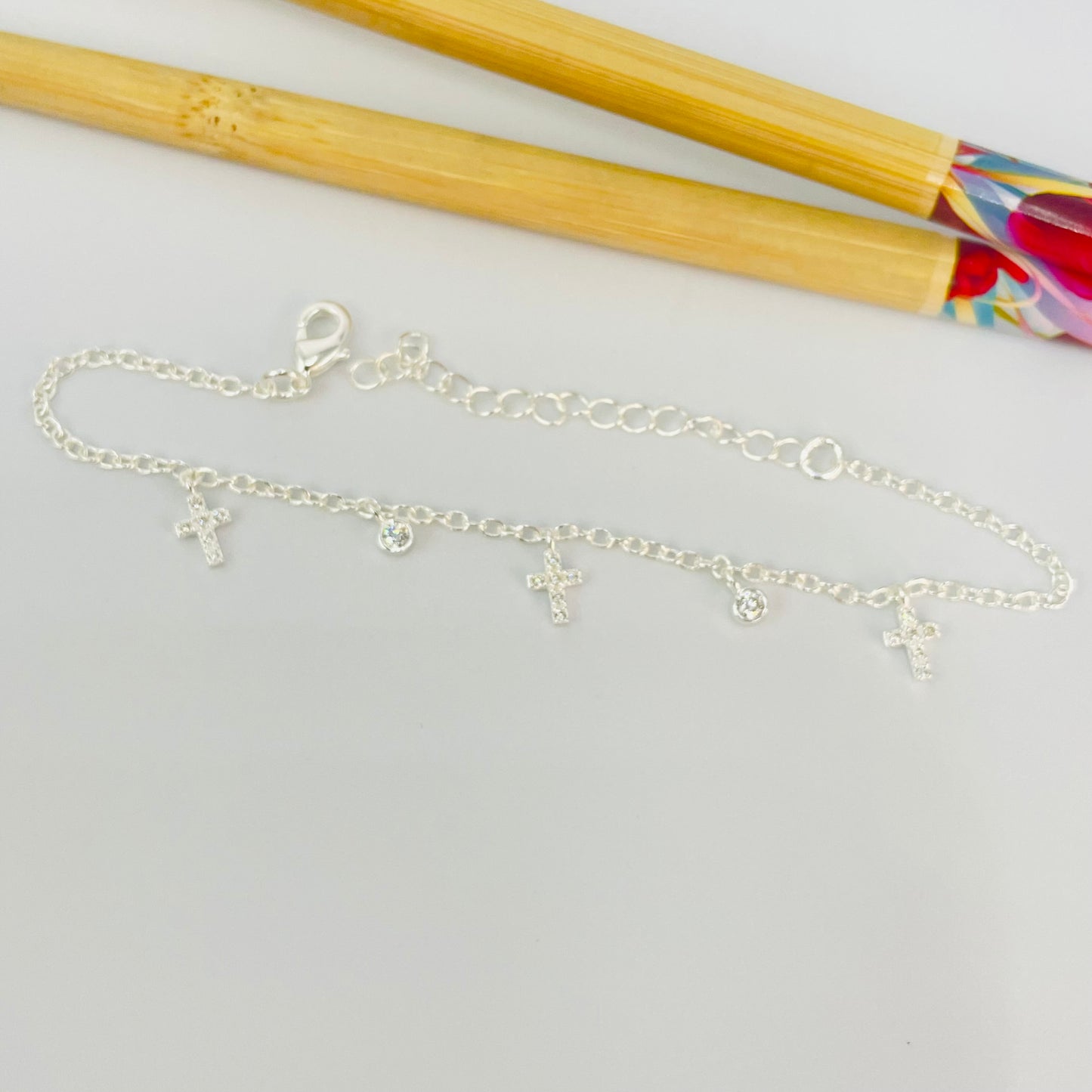 Joyas por Mayor Joyas Bañadas en Plata por Mayor Insumos para Joyas PP40 Pulsera Cruces Circones 7 x 5 mm y Puntos de Luz 3 mm Cadena Candado Eslabón 2 mm Largo 16 cm más Extensor 5 cm Pulsera Baño Plata