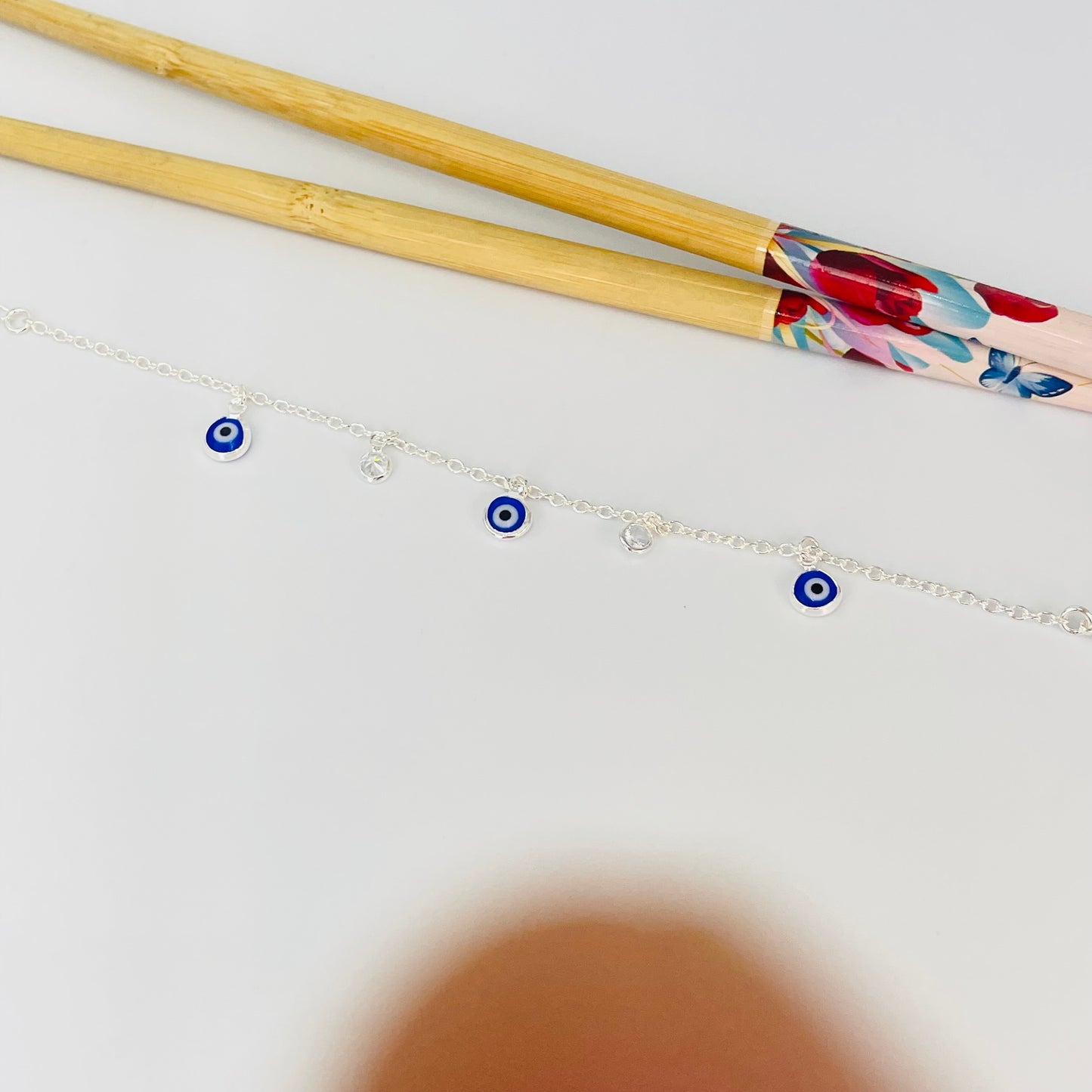 Joyas por Mayor Joyas Bañadas en Plata por Mayor Insumos para Joyas PP38 Pulsera Ojos Griegos diá. 6 mm y Puntos de Luz diá. 5 mm Cadena Candado Eslabón 2 mm Largo 16 cm más Extensor 5 cm Pulsera Baño Plata