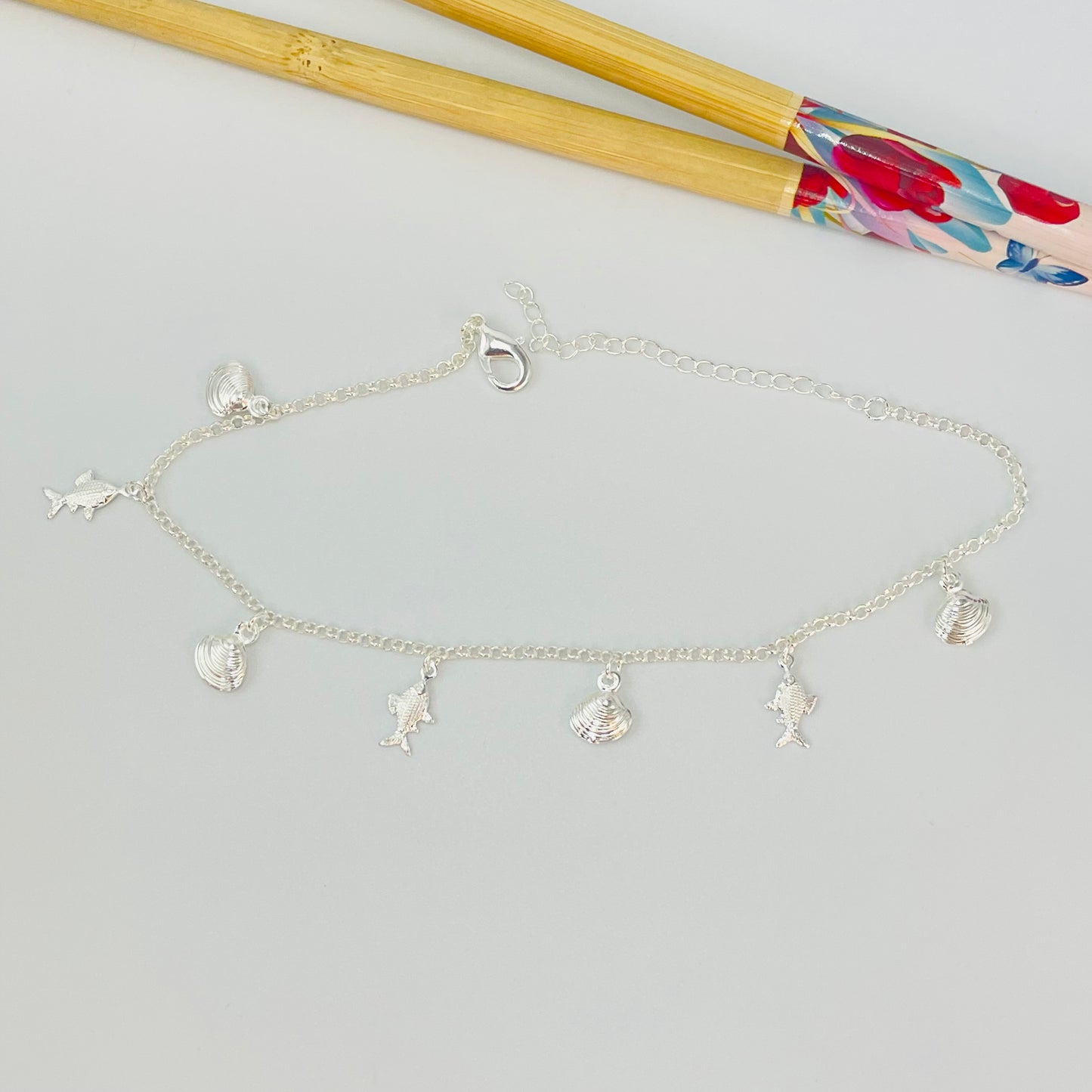 TOBP1001 Tobillera Mar Conchitas y Peces 8 mm Cadena Rolo Eslabon 2 mm Largo 22 cm más Extensor 5 cm Tobillera Baño Plata