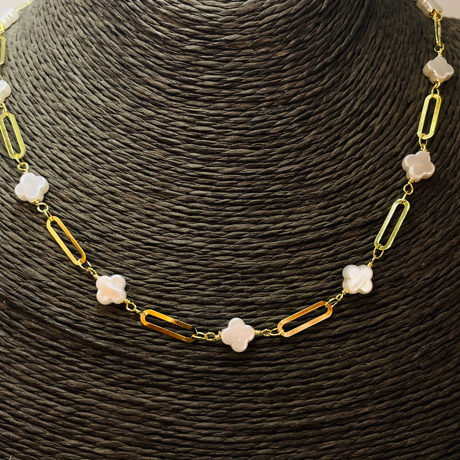 Joyas por Mayor Joyas Bañadas en Oro por Mayor Insumos para Joyas CO238 Collar Tréboles tipo nácar 8 x 8 mm Esp. 3.5 mm y Eslabones Intercalados 13 x 4 mm Largo 40 cm Collar Terminado Baño Oro