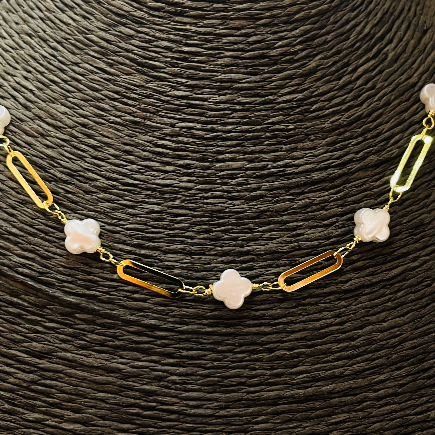 CO238 Collar Tréboles tipo nácar 8 x 8 mm Esp. 3.5 mm y Eslabones Intercalados 13 x 4 mm Largo 40 cm Collar Terminado Baño Oro