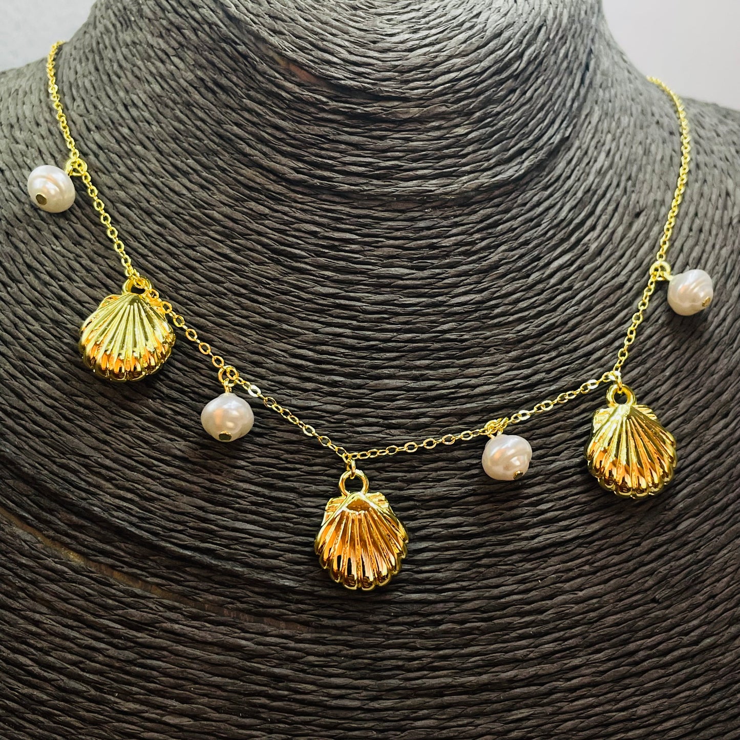 CO239 Collar Conchitas de Mar 14 mm y Perlas 8 mm Cadena Candado Eslabón 1.8 mm Largo 45 cm más Extensor 5 cm Collar Terminado Baño Oro