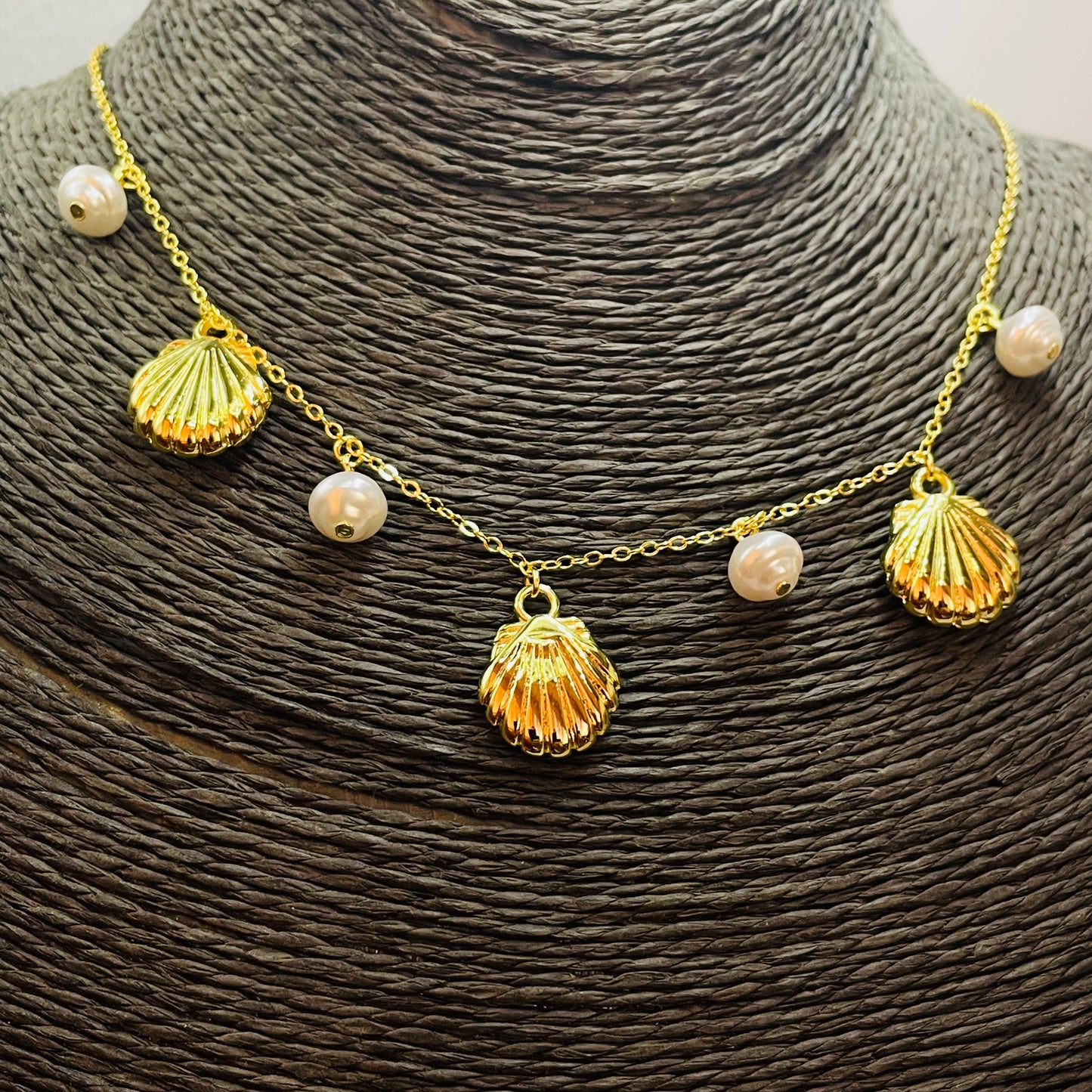 CO239 Collar Conchitas de Mar 14 mm y Perlas 8 mm Cadena Candado Eslabón 1.8 mm Largo 45 cm más Extensor 5 cm Collar Terminado Baño Oro