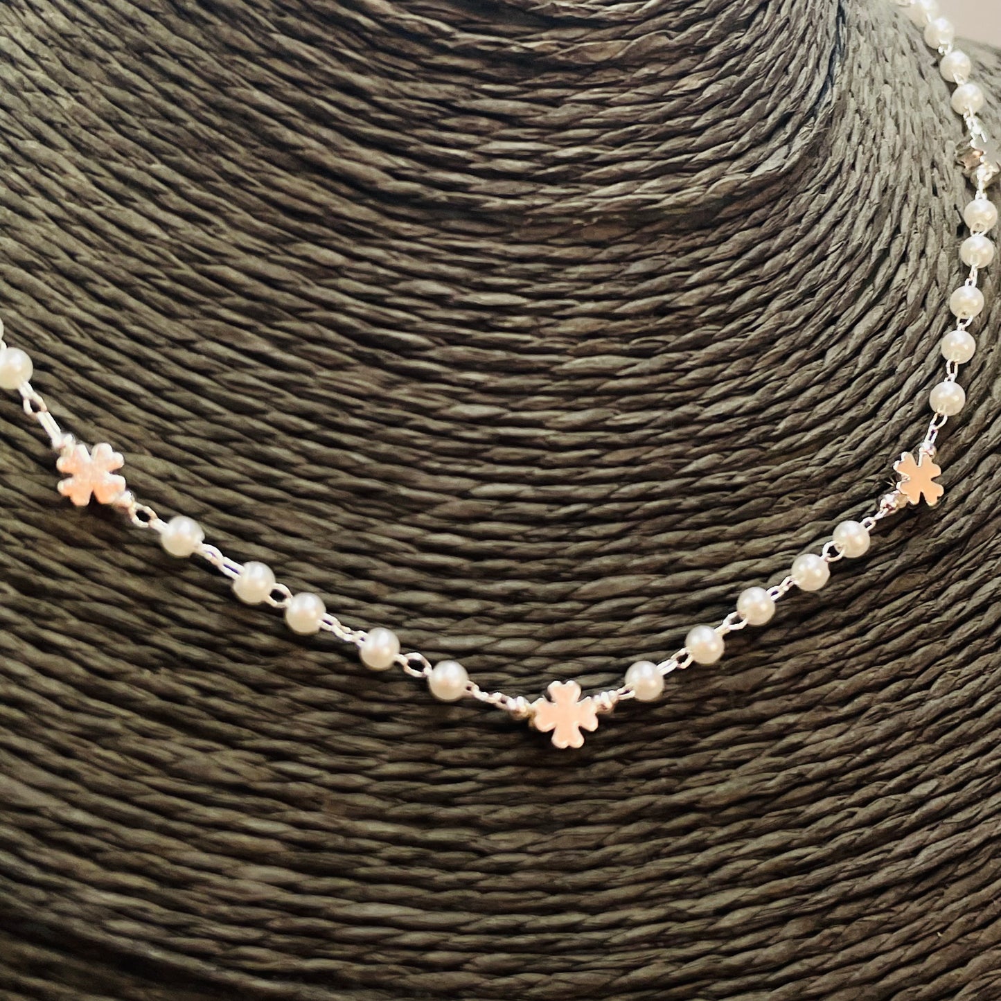 CP237 Collar Perlas diá. 3 mm con mini cruces 5 x 5 mm espesor 3 mm Largo 40 cm Collar Terminado Baño Plata