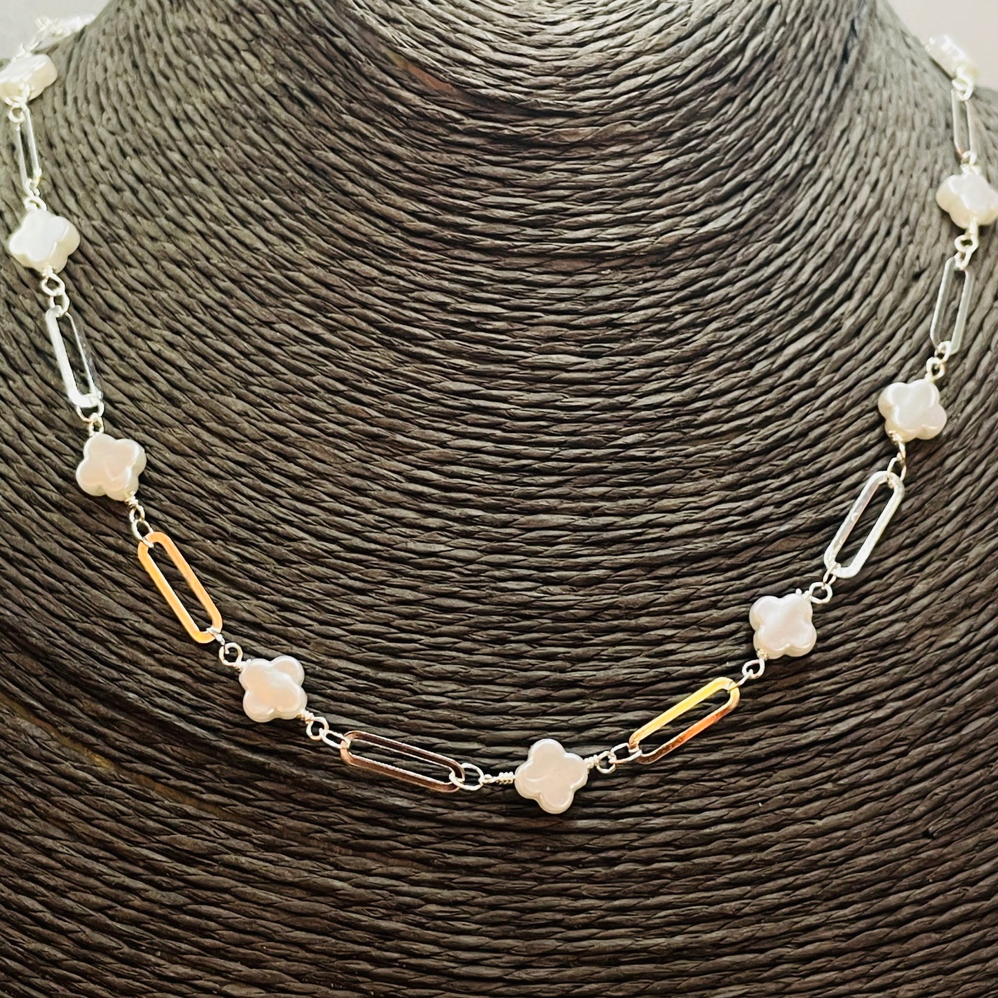 Joyas por Mayor Joyas Bañadas en Plata por Mayor Insumos para Joyas CP238 Collar Tréboles tipo nácar 8 x 8 mm Esp. 3.5 mm y Eslabones Intercalados 13 x 4 mm Largo 40 cm Collar Terminado Baño Plata