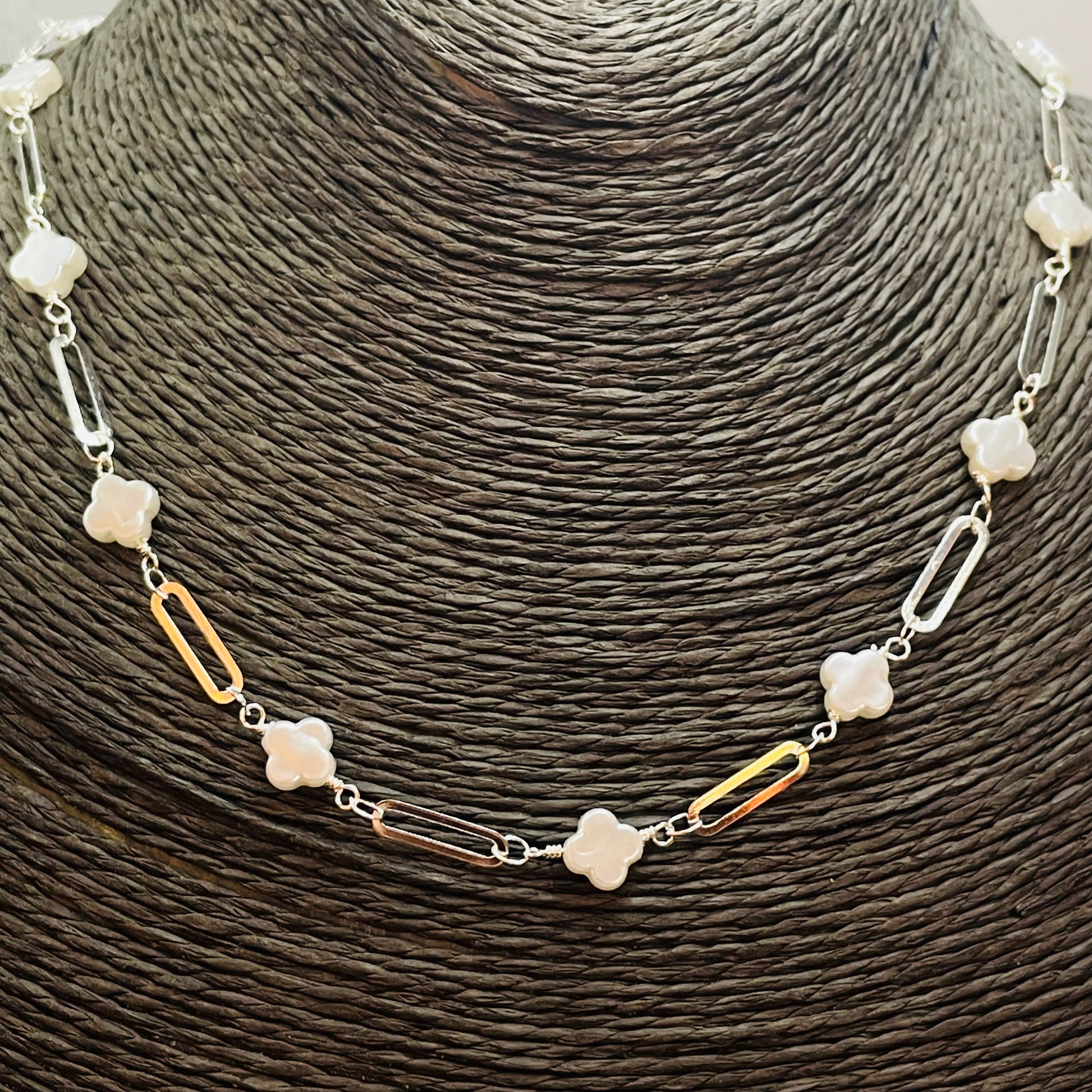 Joyas por Mayor Joyas Bañadas en Plata por Mayor Insumos para Joyas CP238 Collar Tréboles tipo nácar 8 x 8 mm Esp. 3.5 mm y Eslabones Intercalados 13 x 4 mm Largo 40 cm Collar Terminado Baño Plata