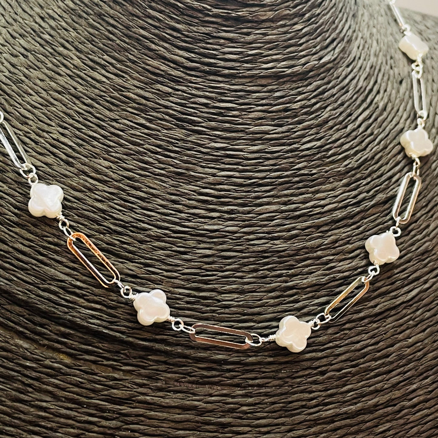 CP238 Collar Tréboles tipo nácar 8 x 8 mm Esp. 3.5 mm y Eslabones Intercalados 13 x 4 mm Largo 40 cm Collar Terminado Baño Plata