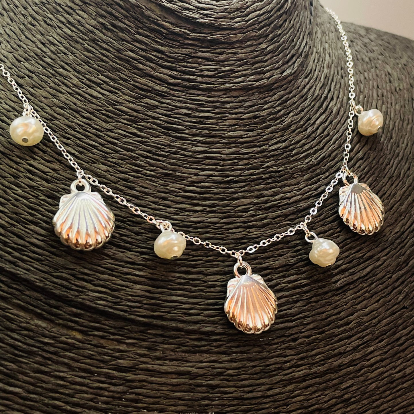 CP239 Collar Conchitas de Mar 14 mm y Perlas 8 mm Cadena Candado Eslabón 1.8 mm Largo 45 cm más Extensor 5 cm Collar Terminado Baño Plata