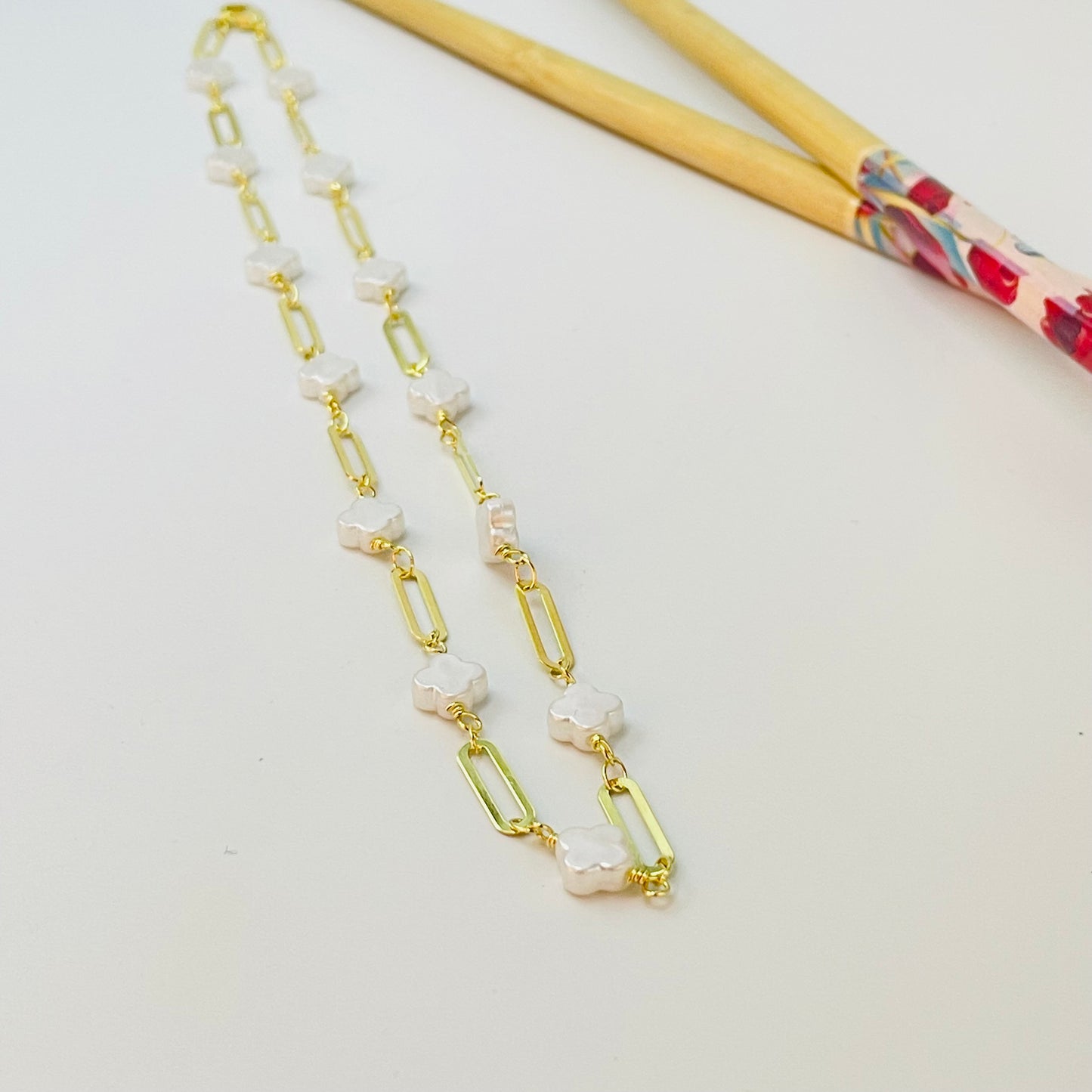 CO238 Collar Tréboles tipo nácar 8 x 8 mm Esp. 3.5 mm y Eslabones Intercalados 13 x 4 mm Largo 40 cm Collar Terminado Baño Oro