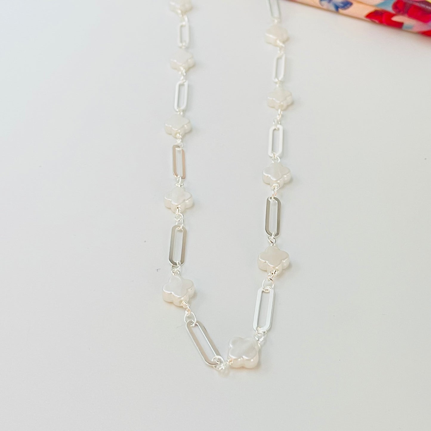 CP238 Collar Tréboles tipo nácar 8 x 8 mm Esp. 3.5 mm y Eslabones Intercalados 13 x 4 mm Largo 40 cm Collar Terminado Baño Plata