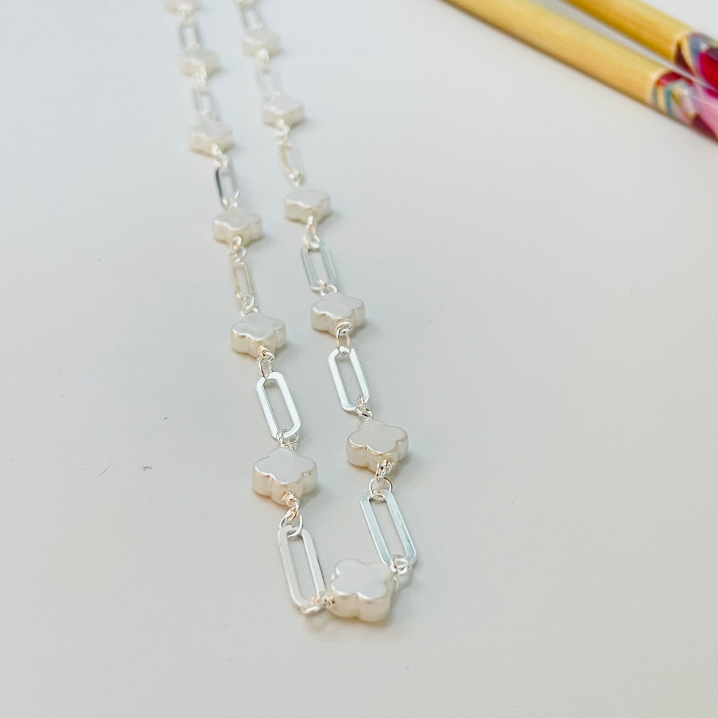 CP238 Collar Tréboles tipo nácar 8 x 8 mm Esp. 3.5 mm y Eslabones Intercalados 13 x 4 mm Largo 40 cm Collar Terminado Baño Plata