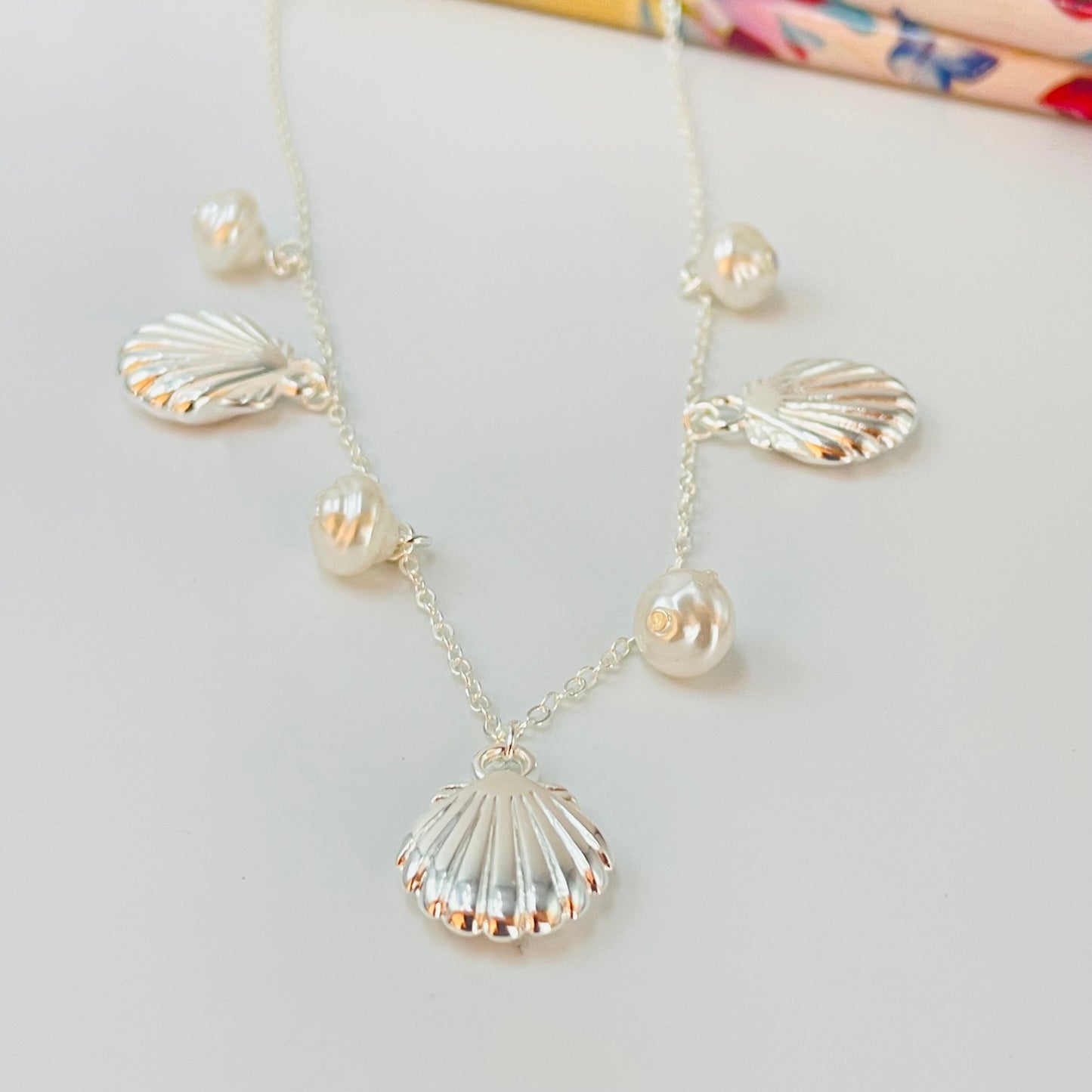 CP239 Collar Conchitas de Mar 14 mm y Perlas 8 mm Cadena Candado Eslabón 1.8 mm Largo 45 cm más Extensor 5 cm Collar Terminado Baño Plata