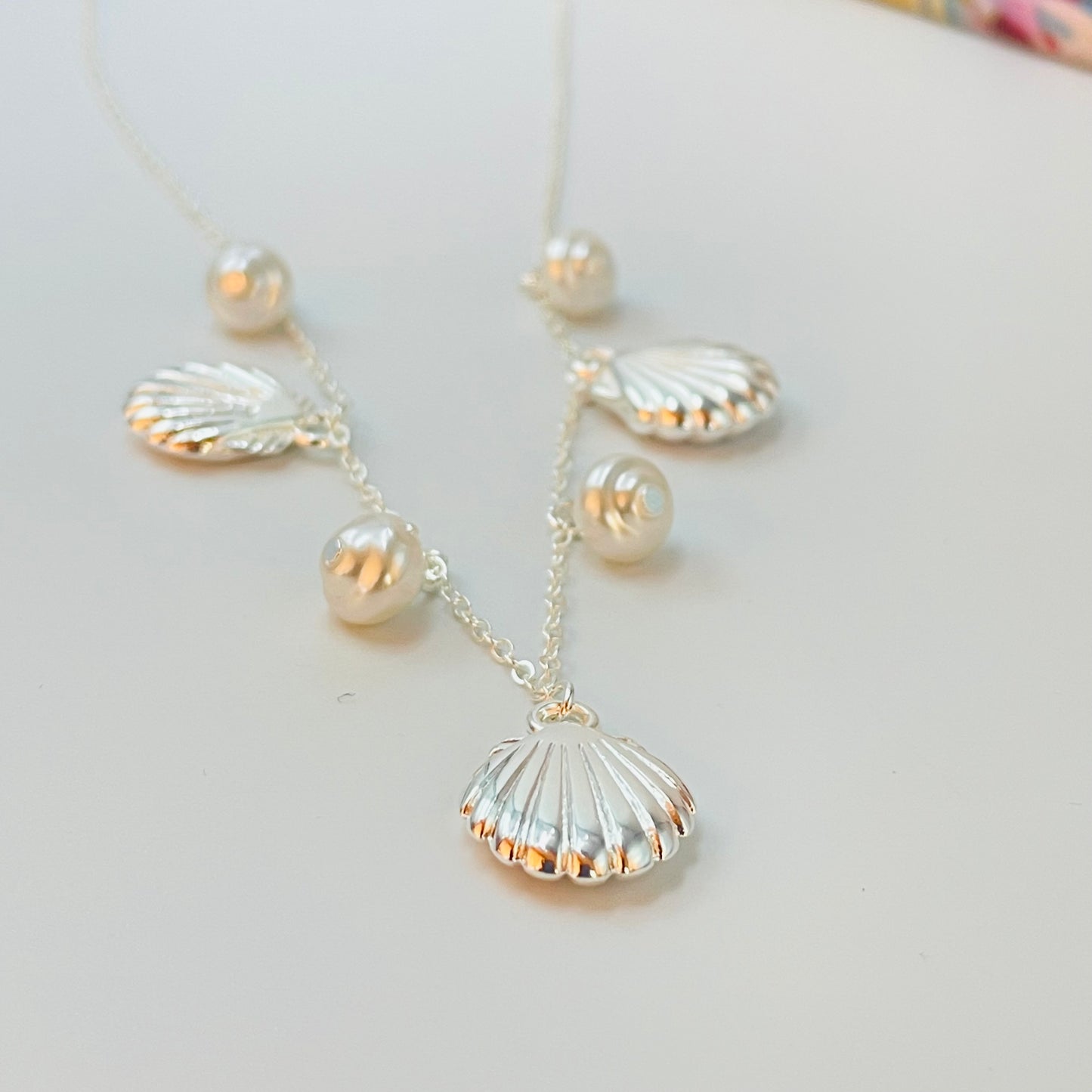 CP239 Collar Conchitas de Mar 14 mm y Perlas 8 mm Cadena Candado Eslabón 1.8 mm Largo 45 cm más Extensor 5 cm Collar Terminado Baño Plata