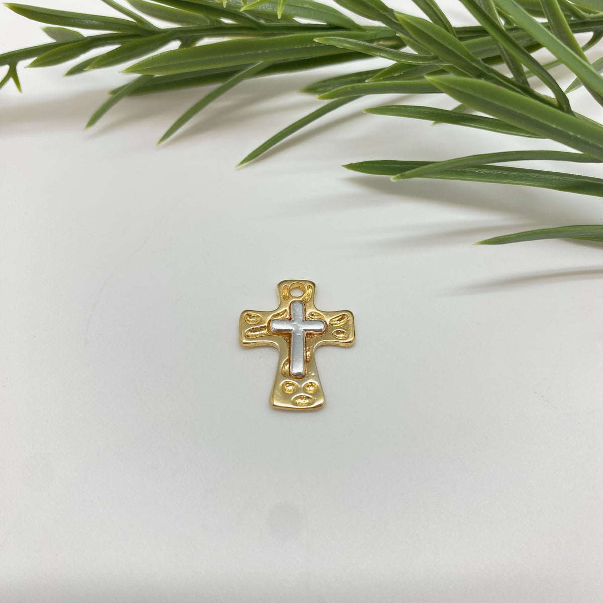 FO1290 Colgante Cruz tipo martelada y mini cruz bañada en plata en el centro 18 x 15 mm Espesor 1.5 Figura Baño Oro