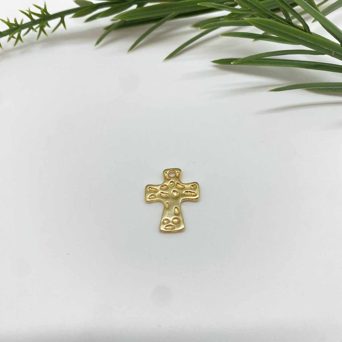 FO1290 Colgante Cruz tipo martelada y mini cruz bañada en plata en el centro 18 x 15 mm Espesor 1.5 Figura Baño Oro