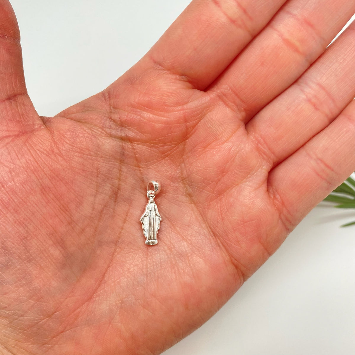 FP1291 Colgante figura de Nuestra Señora de las Gracias 15 x 7 mm más valier Espesor 1.2 mm Figura Baño Plata