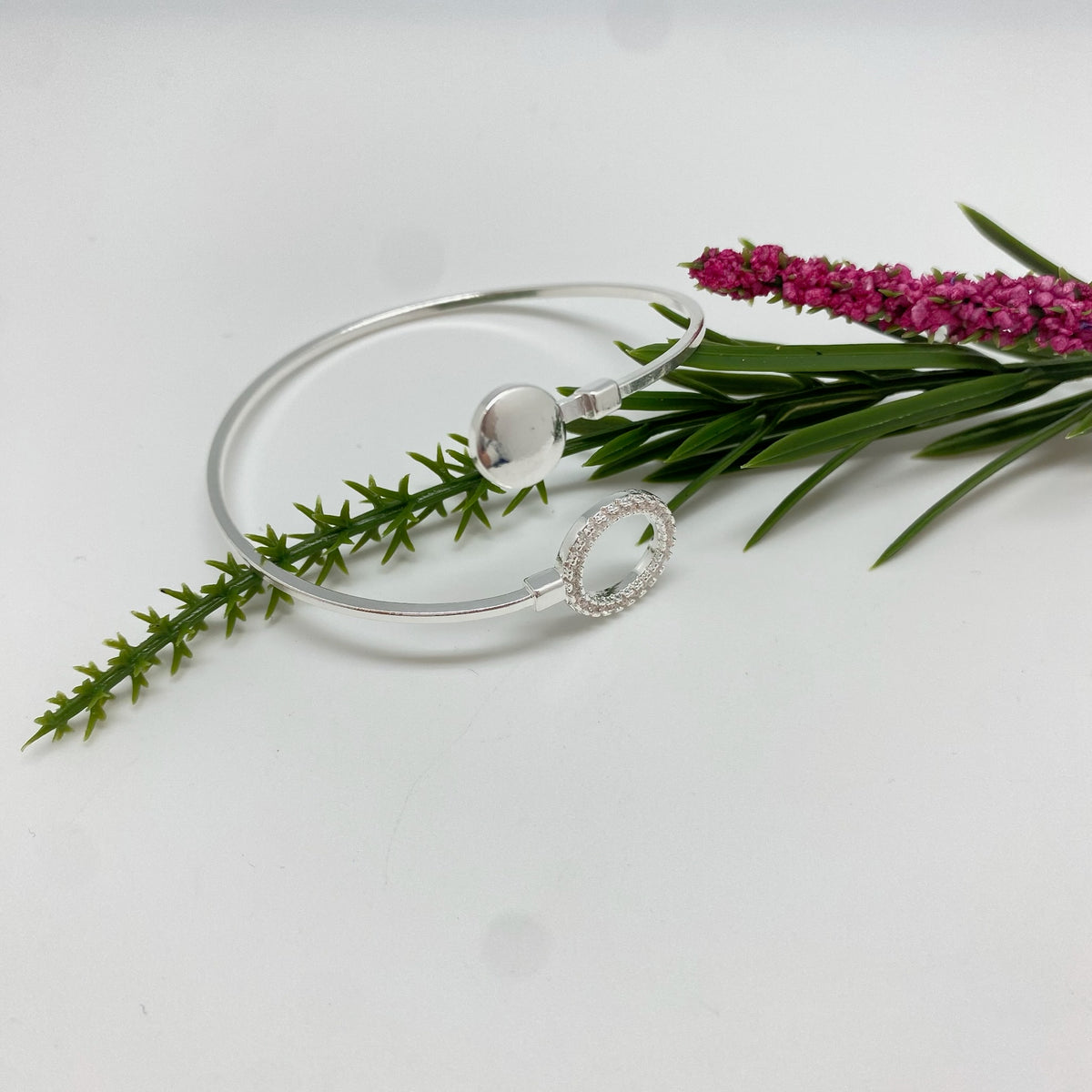 EP31 Esclava broche redondo borde con circones cristal 14 mm diá. Interno 5.5 cm Ancho y Espesor  1.8 mm Esclava Baño Plata