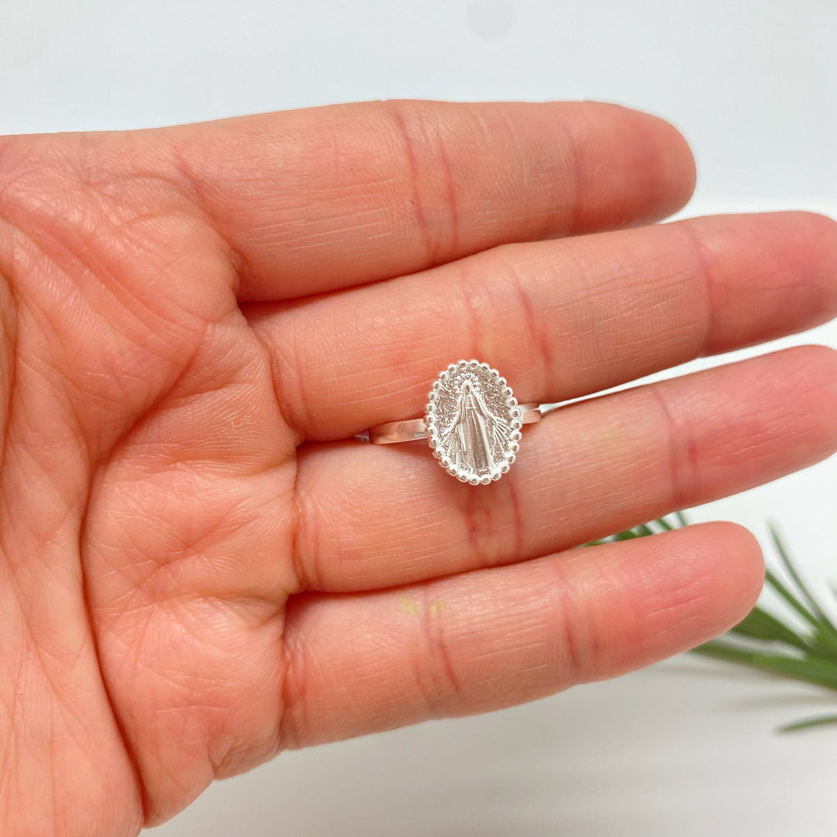 WP82 Anillo Ajustable Virgen de los milagros Oval 12 x 10 mm Espesor 1.5 mm Argolla Ancho y Espesor 2 mm Anillo Baño Plata