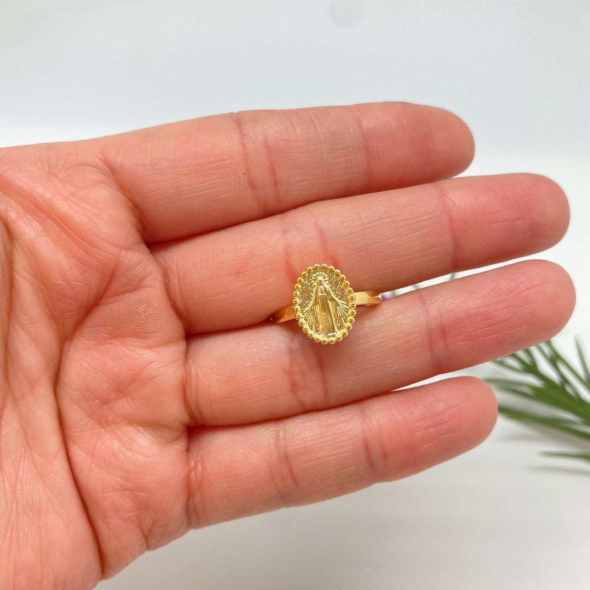 WO82 Anillo Ajustable Virgen de los milagros Oval 12 x 10 mm Espesor 1.5 mm Argolla Ancho y Espesor 2 mm Anillo Baño Oro