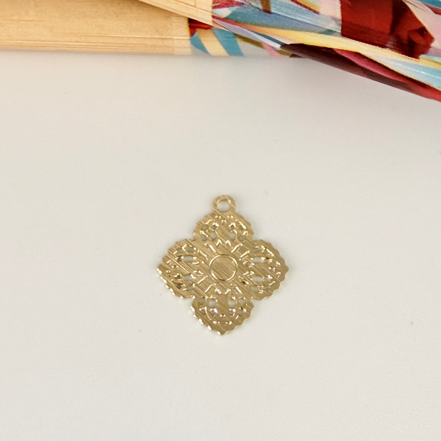 FO1105 Colgante Calado y Estampado Trébol con argollita inferior 10 x 9 mm Espesor 0.5 mm Figura Baño Oro