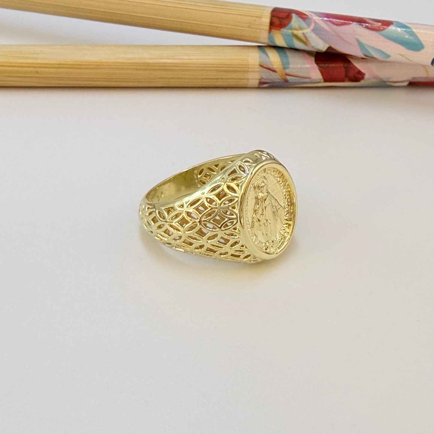 WO80 Anillo Tipo Chevalier Virgen de los Rayos Esfera Ovalada 14 x 11 mm ancho argolla 3 mm Anillo Baño Oro