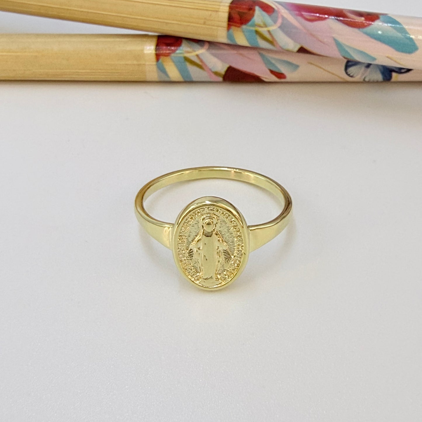 WO78 Anillo Virgen de los Rayos Esfera 11 x 9 mm espesor 2 mm Ancho argolla 1.8 mm Anillo Baño Oro