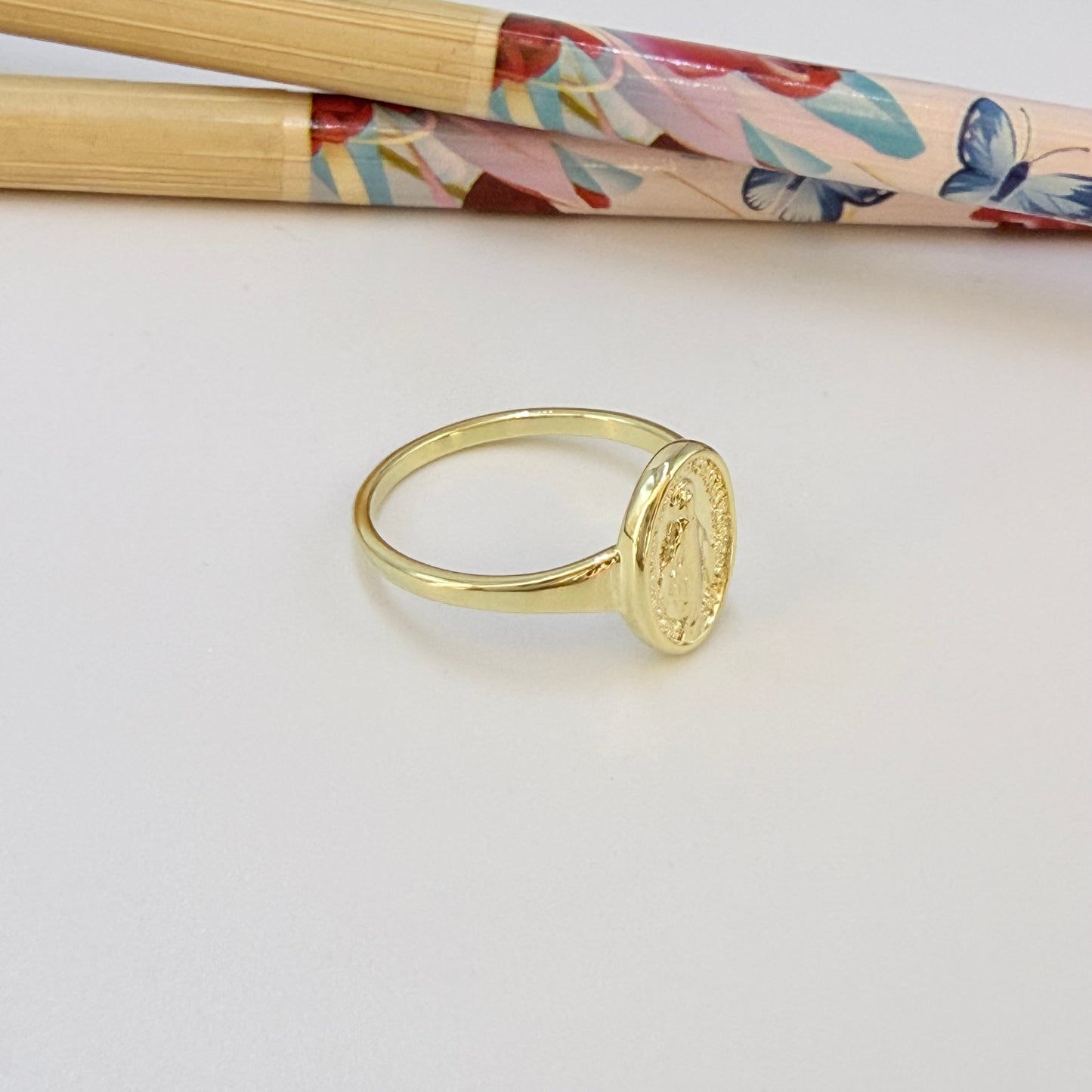 WO78 Anillo Virgen de los Rayos Esfera 11 x 9 mm espesor 2 mm Ancho argolla 1.8 mm Anillo Baño Oro