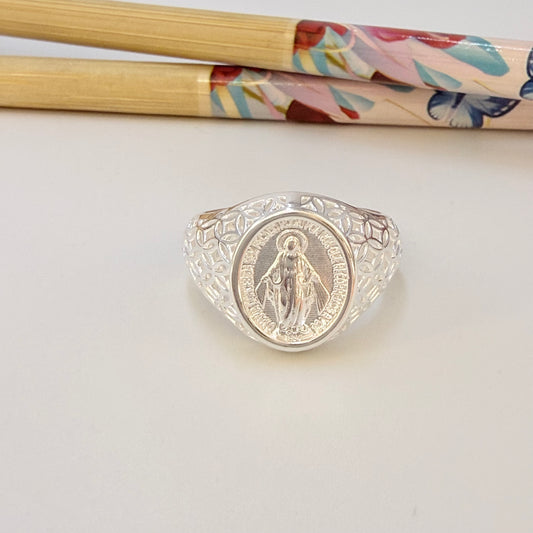 WP80 Anillo Tipo Chevalier Virgen de los Rayos Esfera Ovalada 14 x 11 mm ancho argolla 3 mm Anillo Baño Plata