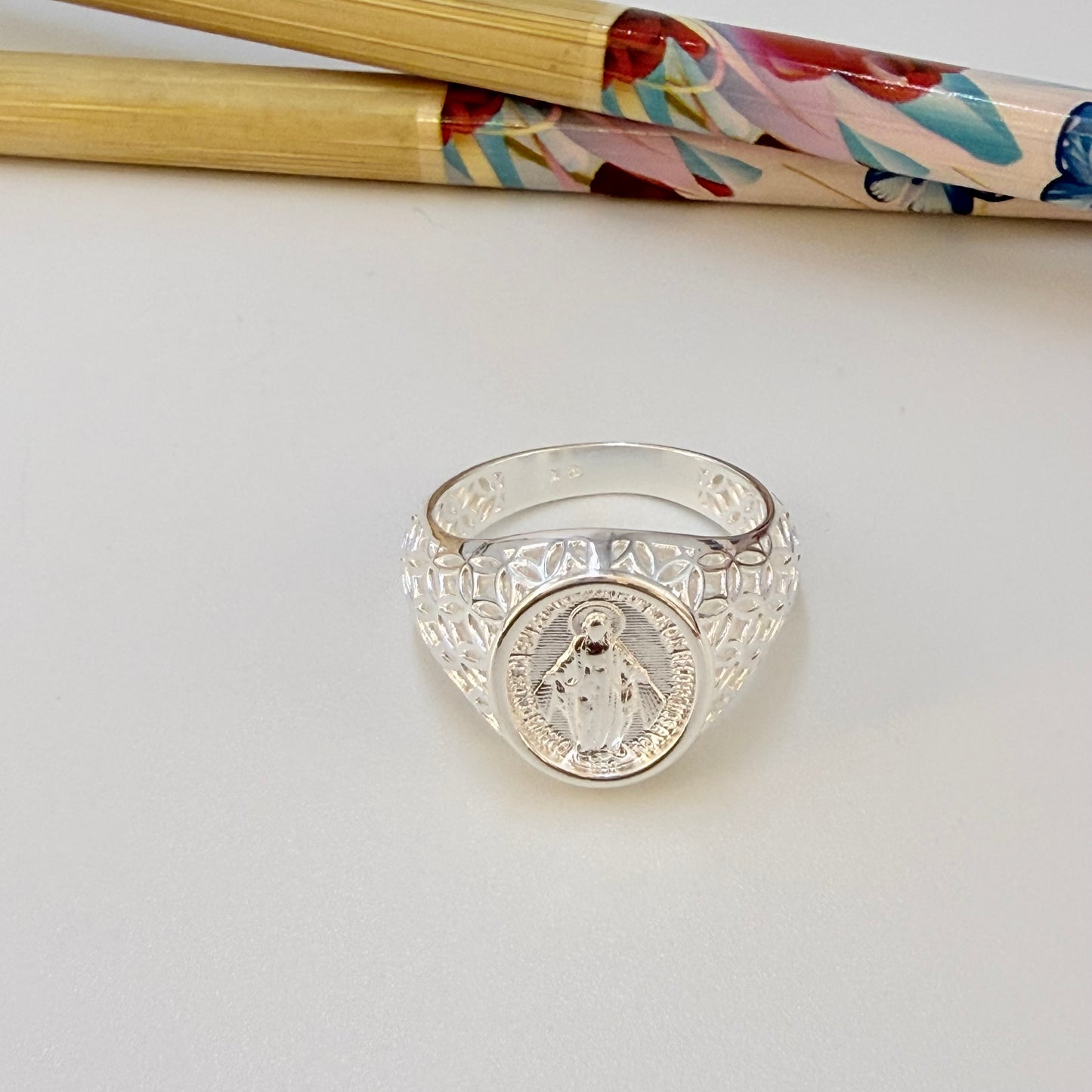 WP80 Anillo Tipo Chevalier Virgen de los Rayos Esfera Ovalada 14 x 11 mm ancho argolla 3 mm Anillo Baño Plata