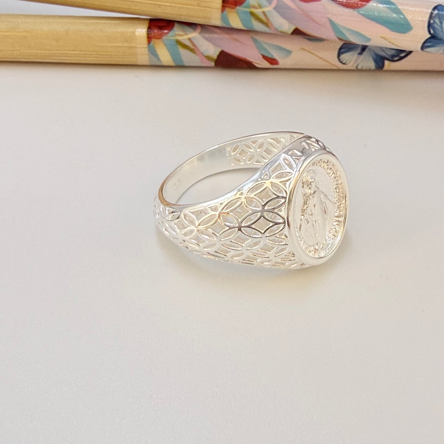 WP80 Anillo Tipo Chevalier Virgen de los Rayos Esfera Ovalada 14 x 11 mm ancho argolla 3 mm Anillo Baño Plata
