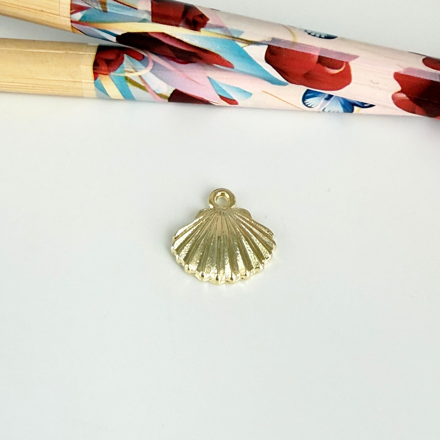 FO1273 Colgante Conchita de Mar tipo Shell 10 x 12 mm más argollita Espesor 1.2 mm Figura Baño Oro