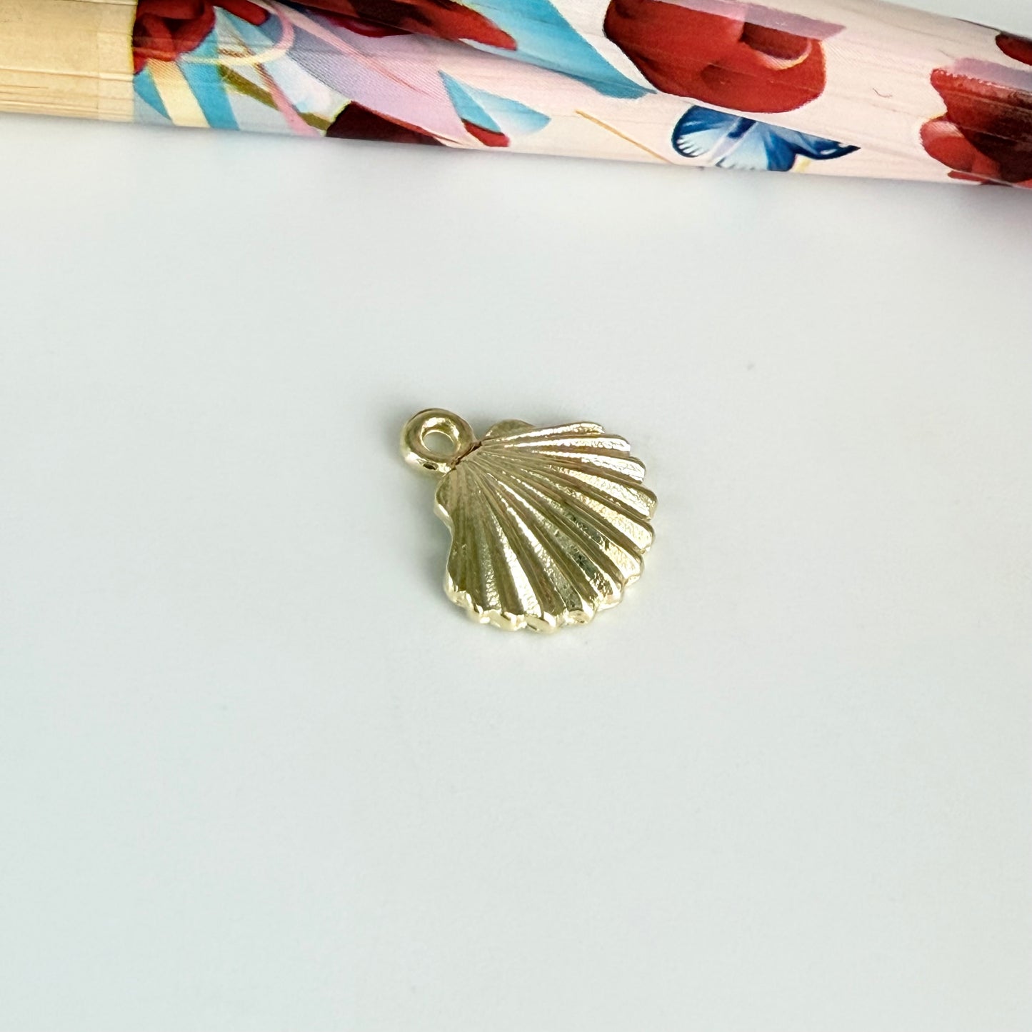 FO1273 Colgante Conchita de Mar tipo Shell 10 x 12 mm más argollita Espesor 1.2 mm Figura Baño Oro