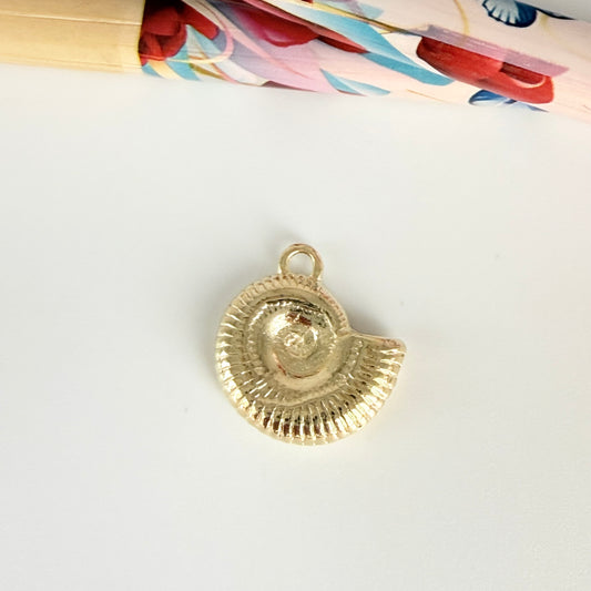 FO1271 Colgante Caracola 13 x 16 mm más argollita Espesor 4.5 mm Figura Baño Oro